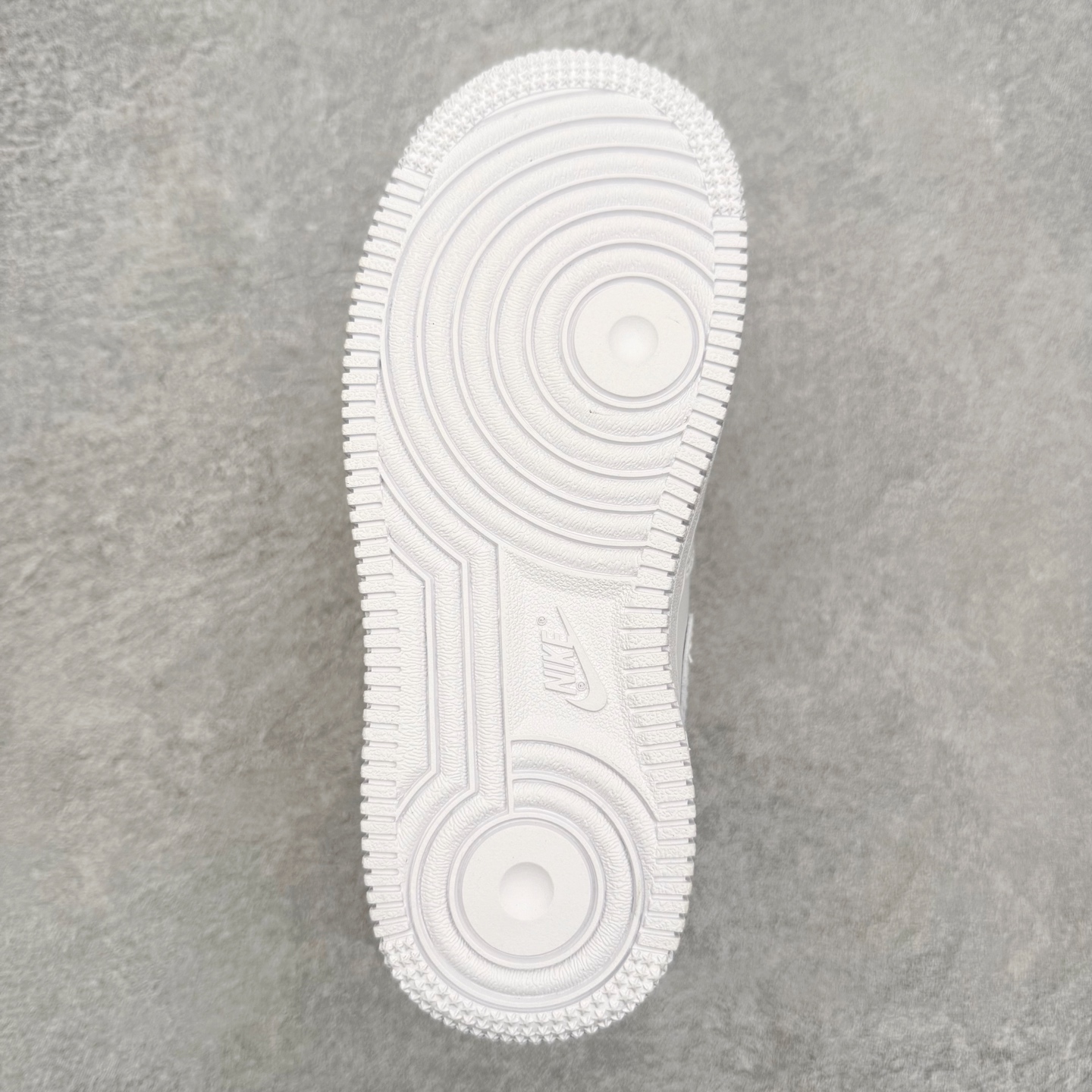 图片[9]-童鞋 NK Air Force 1´07 Le 空军一号中帮百搭休闲运动板鞋 DH2934-111 柔软、弹性十足的缓震性能和出色的中底设计 横跨复古与现代的外型结合 造就出风靡全球 三十多年的Force 1 直到今天还深受青睐 实拍调校N版已经零色差零失真 百分百还原实物色彩所见即所得 不存在货不对板色差等低级问题 选购参考实物拍摄 不混卖不参货 只用心做好货严格选品 承诺混一赔十 尺码：22 23 24 25 26 27 28 29 30 31 32 33 34 35-选品中心