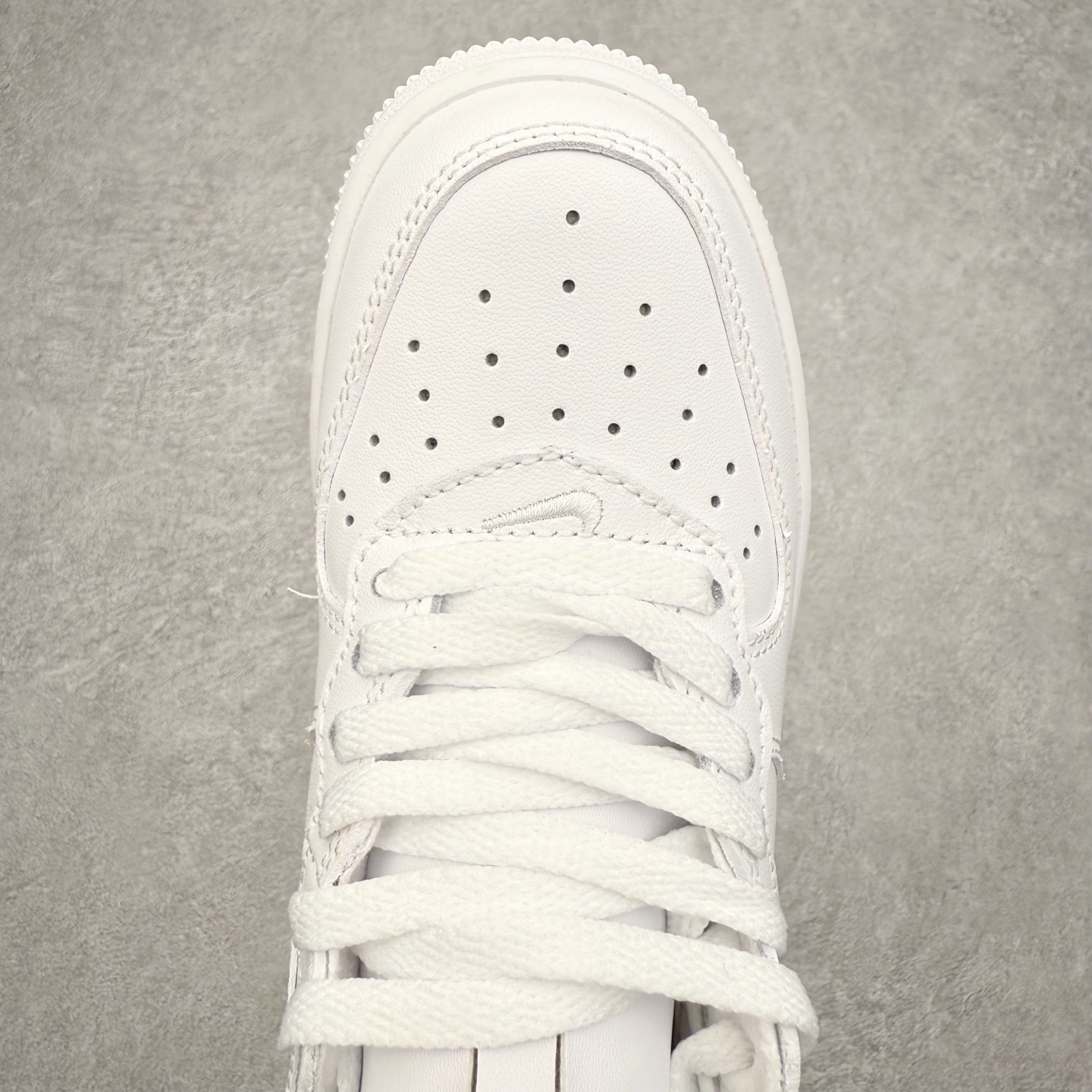 图片[4]-童鞋 NK Air Force 1´07 Le 空军一号中帮百搭休闲运动板鞋 DH2934-111 柔软、弹性十足的缓震性能和出色的中底设计 横跨复古与现代的外型结合 造就出风靡全球 三十多年的Force 1 直到今天还深受青睐 实拍调校N版已经零色差零失真 百分百还原实物色彩所见即所得 不存在货不对板色差等低级问题 选购参考实物拍摄 不混卖不参货 只用心做好货严格选品 承诺混一赔十 尺码：22 23 24 25 26 27 28 29 30 31 32 33 34 35-选品中心