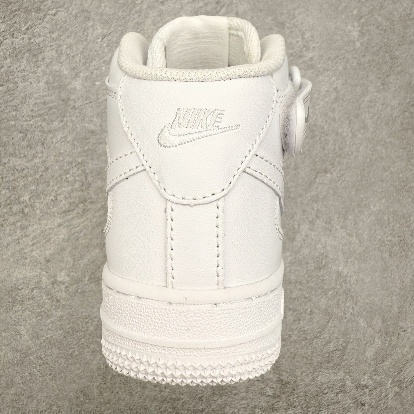 图片[8]-童鞋 NK Air Force 1´07 Le 空军一号中帮百搭休闲运动板鞋 DH2934-111 柔软、弹性十足的缓震性能和出色的中底设计 横跨复古与现代的外型结合 造就出风靡全球 三十多年的Force 1 直到今天还深受青睐 实拍调校N版已经零色差零失真 百分百还原实物色彩所见即所得 不存在货不对板色差等低级问题 选购参考实物拍摄 不混卖不参货 只用心做好货严格选品 承诺混一赔十 尺码：22 23 24 25 26 27 28 29 30 31 32 33 34 35-选品中心