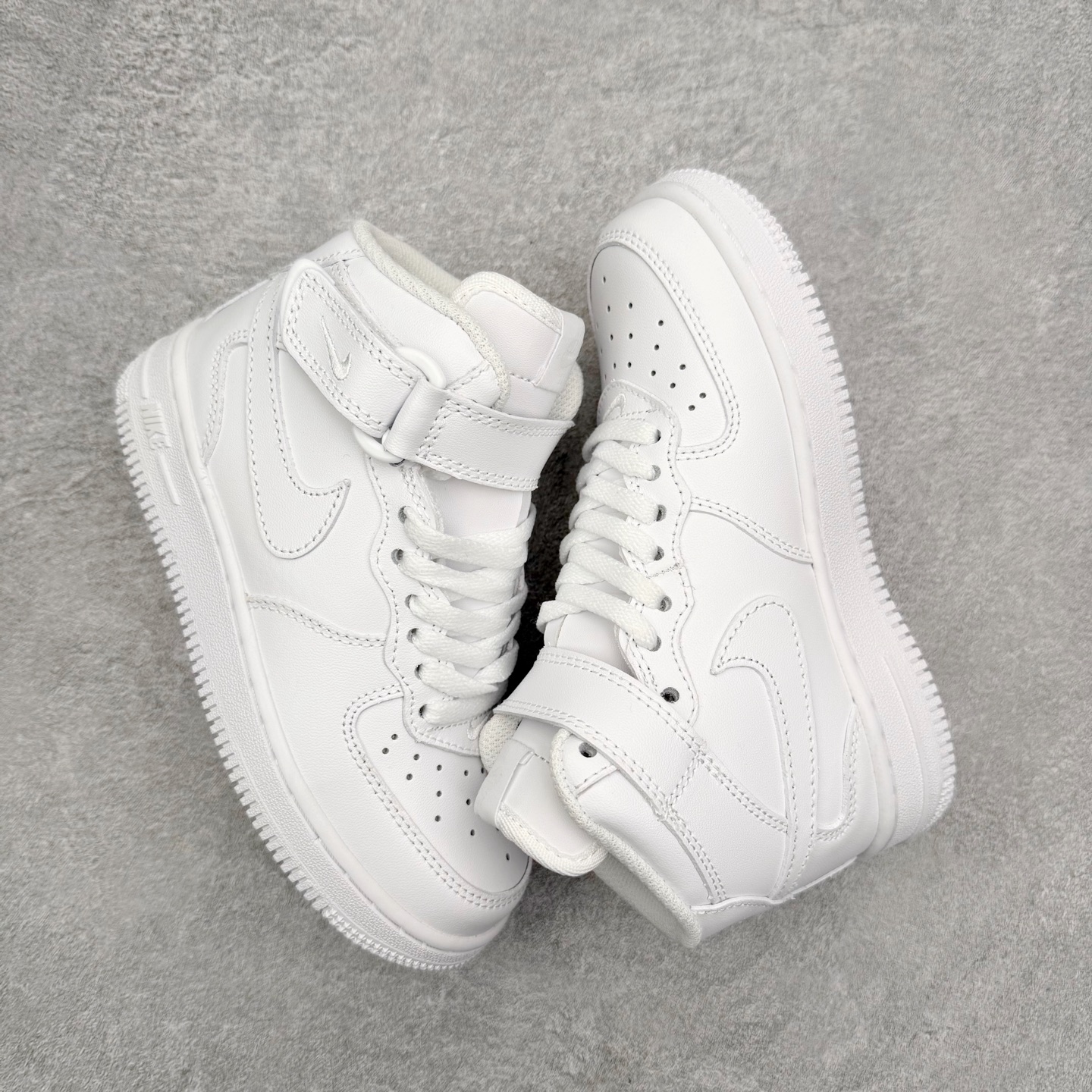 图片[3]-童鞋 NK Air Force 1´07 Le 空军一号中帮百搭休闲运动板鞋 DH2934-111 柔软、弹性十足的缓震性能和出色的中底设计 横跨复古与现代的外型结合 造就出风靡全球 三十多年的Force 1 直到今天还深受青睐 实拍调校N版已经零色差零失真 百分百还原实物色彩所见即所得 不存在货不对板色差等低级问题 选购参考实物拍摄 不混卖不参货 只用心做好货严格选品 承诺混一赔十 尺码：22 23 24 25 26 27 28 29 30 31 32 33 34 35-选品中心