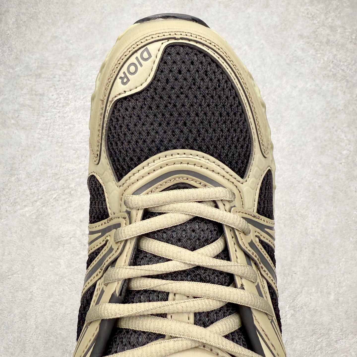 图片[4]-Dior x Kaws迪奥 联名款B35胶囊系列 镂空 网面 原版购入开发 做货 这款名为B35 NXT 的新款运动鞋，采用了 3D打印技术制成镂空式鞋底，鞋身部分则是十分契合当下审美的老爹鞋样式网面拼接与流畅线条布局，将复古千禧感与现代科技感浑然融为一体；且从当前已曝光的版本来看，这双新鞋款还提供了亮色系、暗色系，以及复古低饱和色系等不同风格配色方案选择，在不同风格造型中都有着十分不俗的兼容性。将前沿科技与复古审美相结合的鞋履新作 配送专柜精美包装🛍📦 ▪面料： 原版定制进口网面+科技面料 ▪内里：定制进口透气网里 ▪鞋底：原版开模防滑橡胶材质 ▪底厚：6CM ▪尺码： 35-45-选品中心