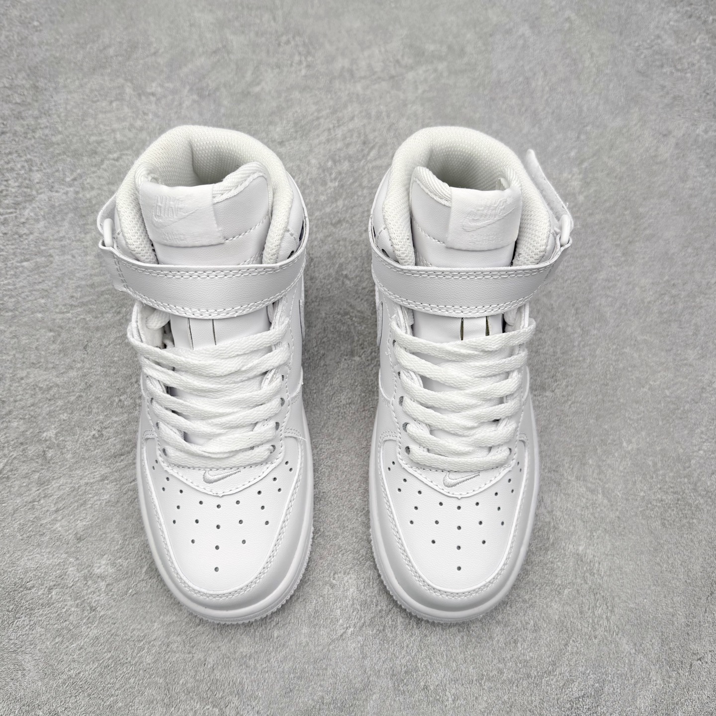 图片[2]-童鞋 NK Air Force 1´07 Le 空军一号中帮百搭休闲运动板鞋 DH2934-111 柔软、弹性十足的缓震性能和出色的中底设计 横跨复古与现代的外型结合 造就出风靡全球 三十多年的Force 1 直到今天还深受青睐 实拍调校N版已经零色差零失真 百分百还原实物色彩所见即所得 不存在货不对板色差等低级问题 选购参考实物拍摄 不混卖不参货 只用心做好货严格选品 承诺混一赔十 尺码：22 23 24 25 26 27 28 29 30 31 32 33 34 35-选品中心