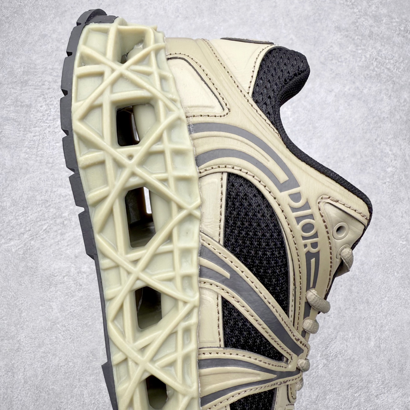 图片[6]-Dior x Kaws迪奥 联名款B35胶囊系列 镂空 网面 原版购入开发 做货 这款名为B35 NXT 的新款运动鞋，采用了 3D打印技术制成镂空式鞋底，鞋身部分则是十分契合当下审美的老爹鞋样式网面拼接与流畅线条布局，将复古千禧感与现代科技感浑然融为一体；且从当前已曝光的版本来看，这双新鞋款还提供了亮色系、暗色系，以及复古低饱和色系等不同风格配色方案选择，在不同风格造型中都有着十分不俗的兼容性。将前沿科技与复古审美相结合的鞋履新作 配送专柜精美包装🛍📦 ▪面料： 原版定制进口网面+科技面料 ▪内里：定制进口透气网里 ▪鞋底：原版开模防滑橡胶材质 ▪底厚：6CM ▪尺码： 35-45-选品中心