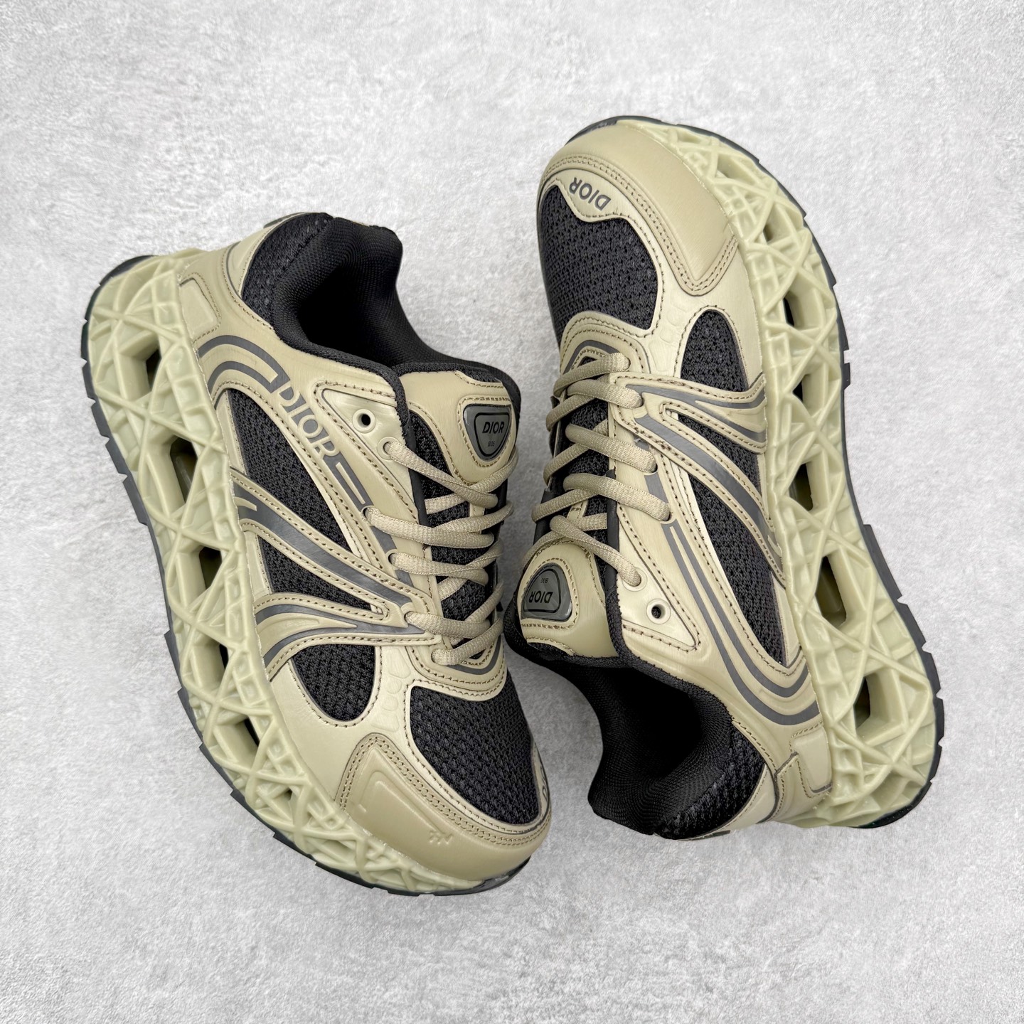 图片[3]-Dior x Kaws迪奥 联名款B35胶囊系列 镂空 网面 原版购入开发 做货 这款名为B35 NXT 的新款运动鞋，采用了 3D打印技术制成镂空式鞋底，鞋身部分则是十分契合当下审美的老爹鞋样式网面拼接与流畅线条布局，将复古千禧感与现代科技感浑然融为一体；且从当前已曝光的版本来看，这双新鞋款还提供了亮色系、暗色系，以及复古低饱和色系等不同风格配色方案选择，在不同风格造型中都有着十分不俗的兼容性。将前沿科技与复古审美相结合的鞋履新作 配送专柜精美包装🛍📦 ▪面料： 原版定制进口网面+科技面料 ▪内里：定制进口透气网里 ▪鞋底：原版开模防滑橡胶材质 ▪底厚：6CM ▪尺码： 35-45-选品中心