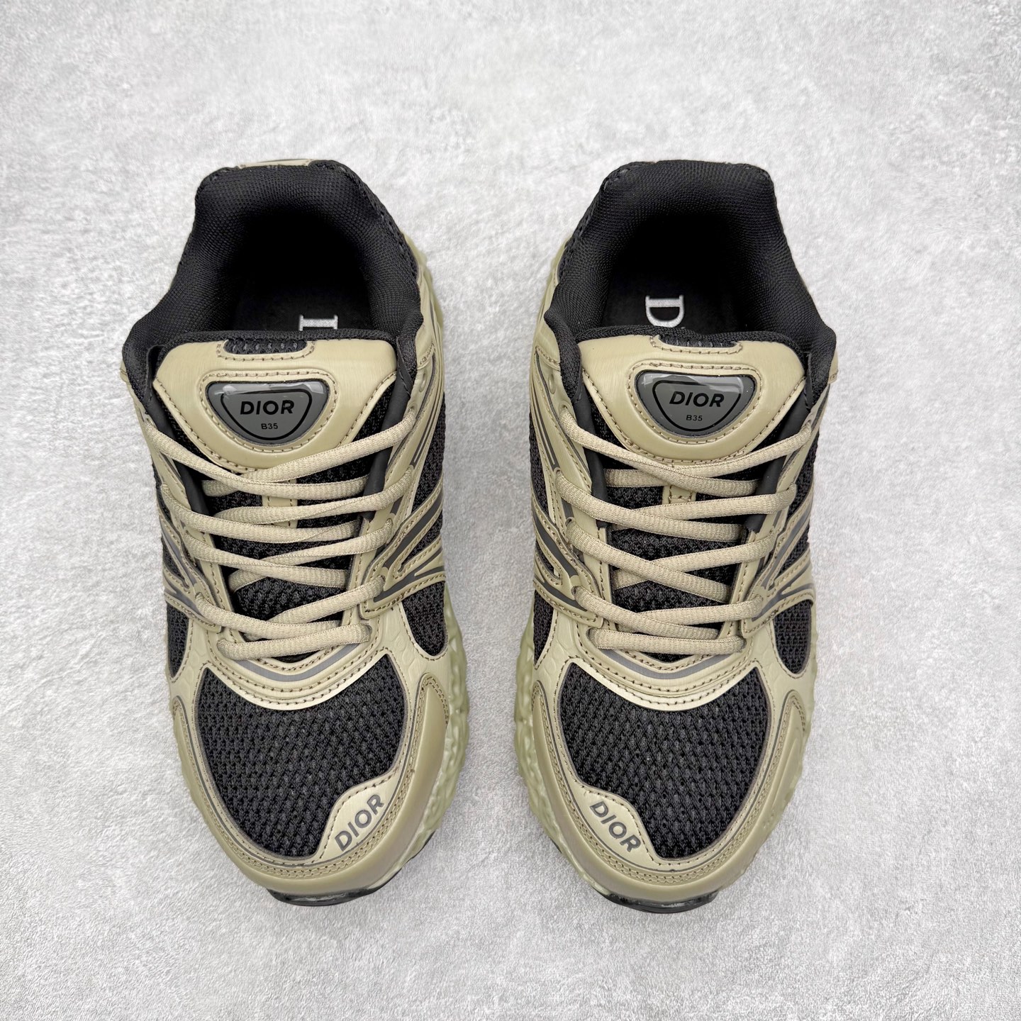图片[2]-Dior x Kaws迪奥 联名款B35胶囊系列 镂空 网面 原版购入开发 做货 这款名为B35 NXT 的新款运动鞋，采用了 3D打印技术制成镂空式鞋底，鞋身部分则是十分契合当下审美的老爹鞋样式网面拼接与流畅线条布局，将复古千禧感与现代科技感浑然融为一体；且从当前已曝光的版本来看，这双新鞋款还提供了亮色系、暗色系，以及复古低饱和色系等不同风格配色方案选择，在不同风格造型中都有着十分不俗的兼容性。将前沿科技与复古审美相结合的鞋履新作 配送专柜精美包装🛍📦 ▪面料： 原版定制进口网面+科技面料 ▪内里：定制进口透气网里 ▪鞋底：原版开模防滑橡胶材质 ▪底厚：6CM ▪尺码： 35-45-选品中心