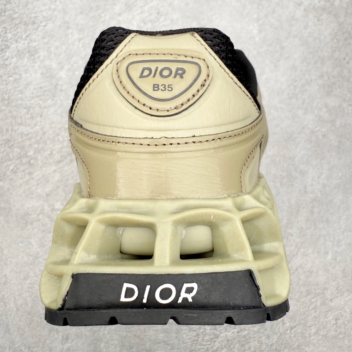 图片[8]-Dior x Kaws迪奥 联名款B35胶囊系列 镂空 网面 原版购入开发 做货 这款名为B35 NXT 的新款运动鞋，采用了 3D打印技术制成镂空式鞋底，鞋身部分则是十分契合当下审美的老爹鞋样式网面拼接与流畅线条布局，将复古千禧感与现代科技感浑然融为一体；且从当前已曝光的版本来看，这双新鞋款还提供了亮色系、暗色系，以及复古低饱和色系等不同风格配色方案选择，在不同风格造型中都有着十分不俗的兼容性。将前沿科技与复古审美相结合的鞋履新作 配送专柜精美包装🛍📦 ▪面料： 原版定制进口网面+科技面料 ▪内里：定制进口透气网里 ▪鞋底：原版开模防滑橡胶材质 ▪底厚：6CM ▪尺码： 35-45-选品中心