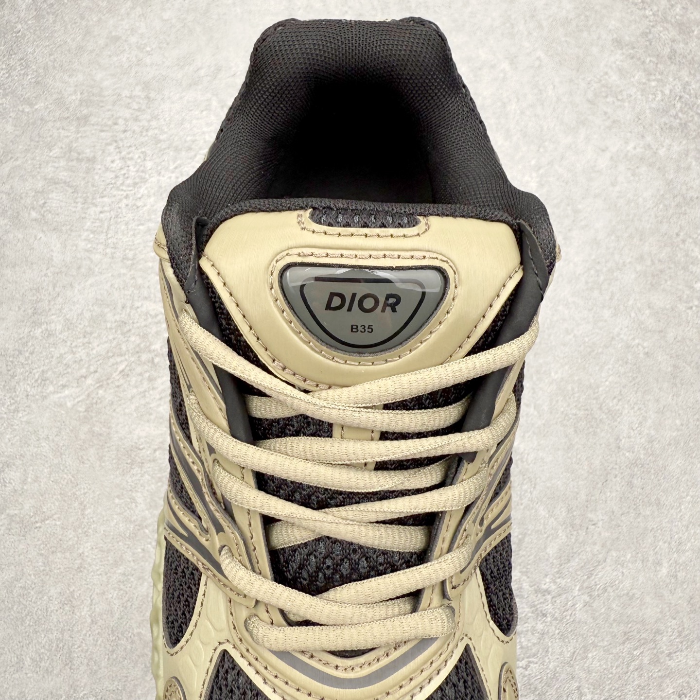 图片[5]-Dior x Kaws迪奥 联名款B35胶囊系列 镂空 网面 原版购入开发 做货 这款名为B35 NXT 的新款运动鞋，采用了 3D打印技术制成镂空式鞋底，鞋身部分则是十分契合当下审美的老爹鞋样式网面拼接与流畅线条布局，将复古千禧感与现代科技感浑然融为一体；且从当前已曝光的版本来看，这双新鞋款还提供了亮色系、暗色系，以及复古低饱和色系等不同风格配色方案选择，在不同风格造型中都有着十分不俗的兼容性。将前沿科技与复古审美相结合的鞋履新作 配送专柜精美包装🛍📦 ▪面料： 原版定制进口网面+科技面料 ▪内里：定制进口透气网里 ▪鞋底：原版开模防滑橡胶材质 ▪底厚：6CM ▪尺码： 35-45-选品中心