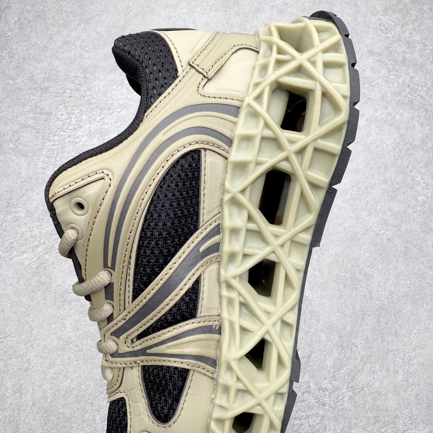 图片[7]-Dior x Kaws迪奥 联名款B35胶囊系列 镂空 网面 原版购入开发 做货 这款名为B35 NXT 的新款运动鞋，采用了 3D打印技术制成镂空式鞋底，鞋身部分则是十分契合当下审美的老爹鞋样式网面拼接与流畅线条布局，将复古千禧感与现代科技感浑然融为一体；且从当前已曝光的版本来看，这双新鞋款还提供了亮色系、暗色系，以及复古低饱和色系等不同风格配色方案选择，在不同风格造型中都有着十分不俗的兼容性。将前沿科技与复古审美相结合的鞋履新作 配送专柜精美包装🛍📦 ▪面料： 原版定制进口网面+科技面料 ▪内里：定制进口透气网里 ▪鞋底：原版开模防滑橡胶材质 ▪底厚：6CM ▪尺码： 35-45-选品中心