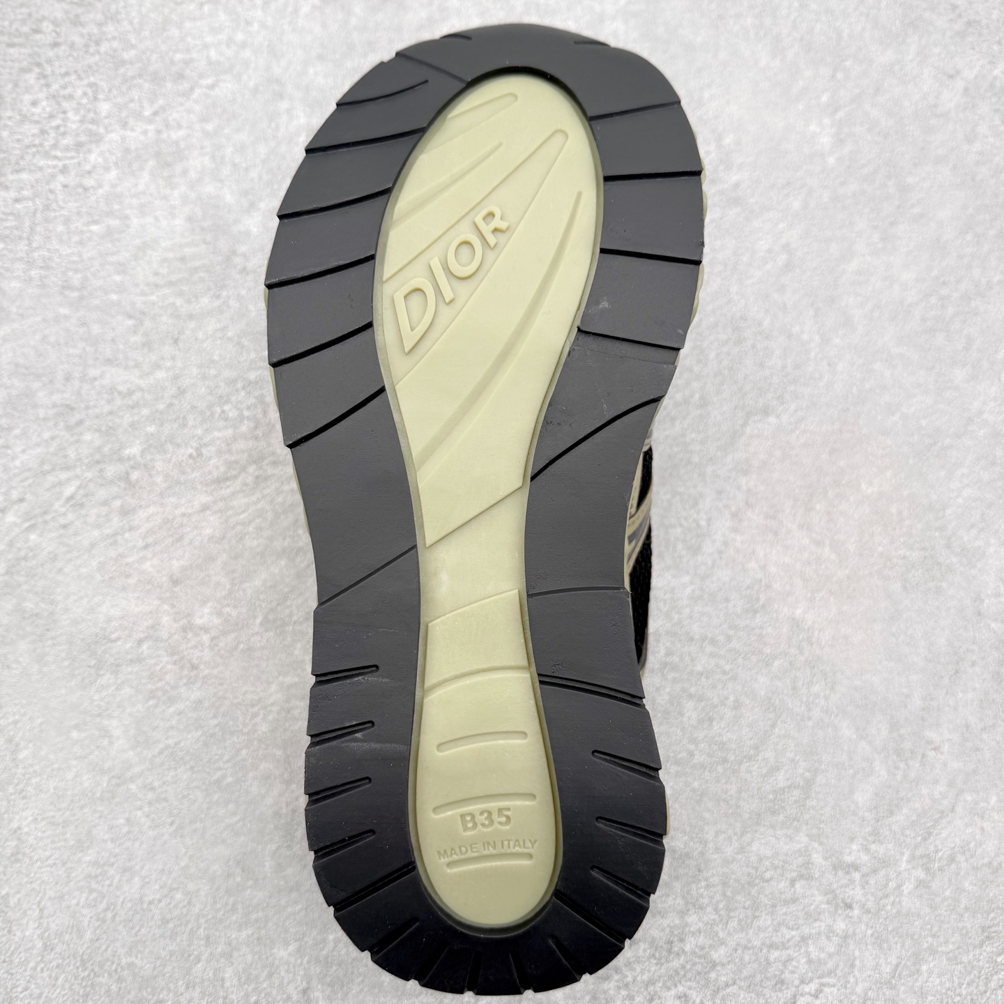 图片[9]-Dior x Kaws迪奥 联名款B35胶囊系列 镂空 网面 原版购入开发 做货 这款名为B35 NXT 的新款运动鞋，采用了 3D打印技术制成镂空式鞋底，鞋身部分则是十分契合当下审美的老爹鞋样式网面拼接与流畅线条布局，将复古千禧感与现代科技感浑然融为一体；且从当前已曝光的版本来看，这双新鞋款还提供了亮色系、暗色系，以及复古低饱和色系等不同风格配色方案选择，在不同风格造型中都有着十分不俗的兼容性。将前沿科技与复古审美相结合的鞋履新作 配送专柜精美包装🛍📦 ▪面料： 原版定制进口网面+科技面料 ▪内里：定制进口透气网里 ▪鞋底：原版开模防滑橡胶材质 ▪底厚：6CM ▪尺码： 35-45-选品中心