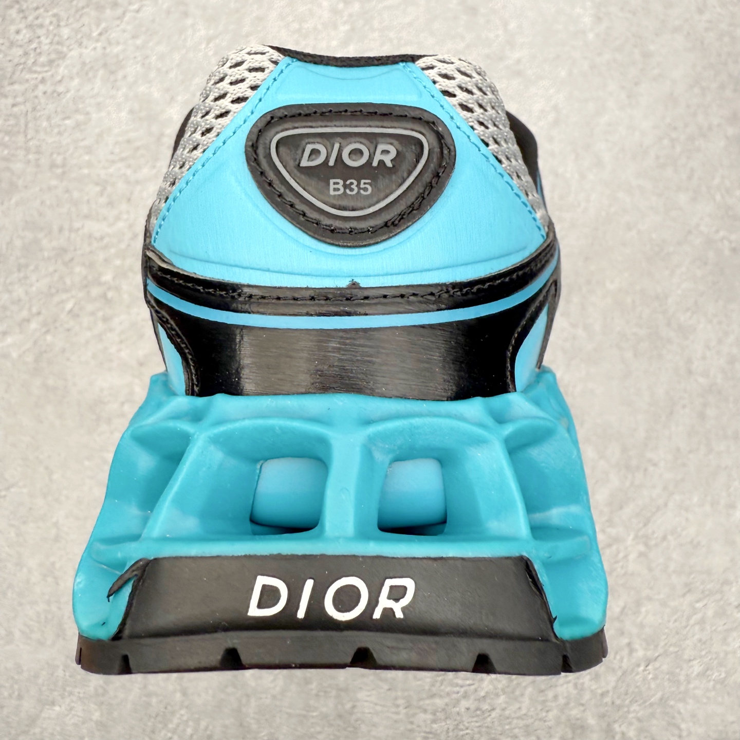 图片[8]-Dior x Kaws迪奥 联名款B35胶囊系列 镂空 网面 原版购入开发 做货 这款名为B35 NXT 的新款运动鞋，采用了 3D打印技术制成镂空式鞋底，鞋身部分则是十分契合当下审美的老爹鞋样式网面拼接与流畅线条布局，将复古千禧感与现代科技感浑然融为一体；且从当前已曝光的版本来看，这双新鞋款还提供了亮色系、暗色系，以及复古低饱和色系等不同风格配色方案选择，在不同风格造型中都有着十分不俗的兼容性。将前沿科技与复古审美相结合的鞋履新作 配送专柜精美包装🛍📦 ▪面料： 原版定制进口网面+科技面料 ▪内里：定制进口透气网里 ▪鞋底：原版开模防滑橡胶材质 ▪底厚：6CM ▪尺码： 35-45-选品中心