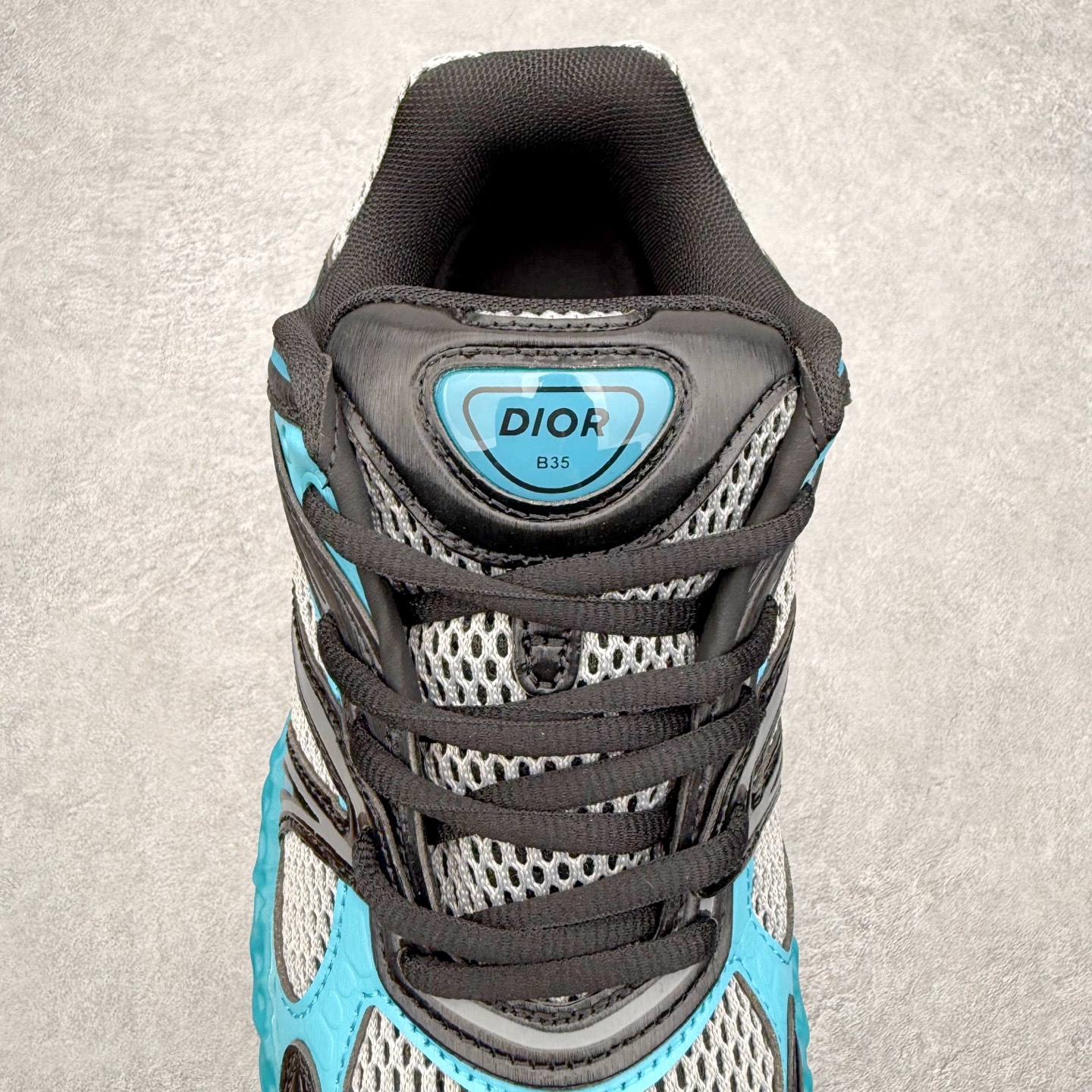 图片[5]-Dior x Kaws迪奥 联名款B35胶囊系列 镂空 网面 原版购入开发 做货 这款名为B35 NXT 的新款运动鞋，采用了 3D打印技术制成镂空式鞋底，鞋身部分则是十分契合当下审美的老爹鞋样式网面拼接与流畅线条布局，将复古千禧感与现代科技感浑然融为一体；且从当前已曝光的版本来看，这双新鞋款还提供了亮色系、暗色系，以及复古低饱和色系等不同风格配色方案选择，在不同风格造型中都有着十分不俗的兼容性。将前沿科技与复古审美相结合的鞋履新作 配送专柜精美包装🛍📦 ▪面料： 原版定制进口网面+科技面料 ▪内里：定制进口透气网里 ▪鞋底：原版开模防滑橡胶材质 ▪底厚：6CM ▪尺码： 35-45-选品中心