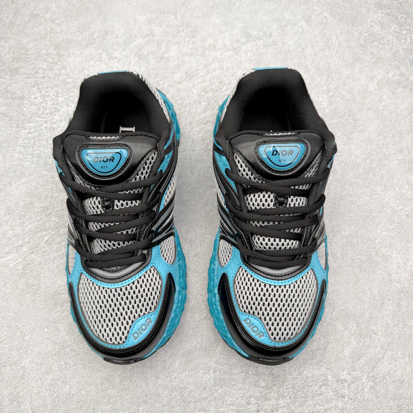 图片[2]-Dior x Kaws迪奥 联名款B35胶囊系列 镂空 网面 原版购入开发 做货 这款名为B35 NXT 的新款运动鞋，采用了 3D打印技术制成镂空式鞋底，鞋身部分则是十分契合当下审美的老爹鞋样式网面拼接与流畅线条布局，将复古千禧感与现代科技感浑然融为一体；且从当前已曝光的版本来看，这双新鞋款还提供了亮色系、暗色系，以及复古低饱和色系等不同风格配色方案选择，在不同风格造型中都有着十分不俗的兼容性。将前沿科技与复古审美相结合的鞋履新作 配送专柜精美包装🛍📦 ▪面料： 原版定制进口网面+科技面料 ▪内里：定制进口透气网里 ▪鞋底：原版开模防滑橡胶材质 ▪底厚：6CM ▪尺码： 35-45-选品中心