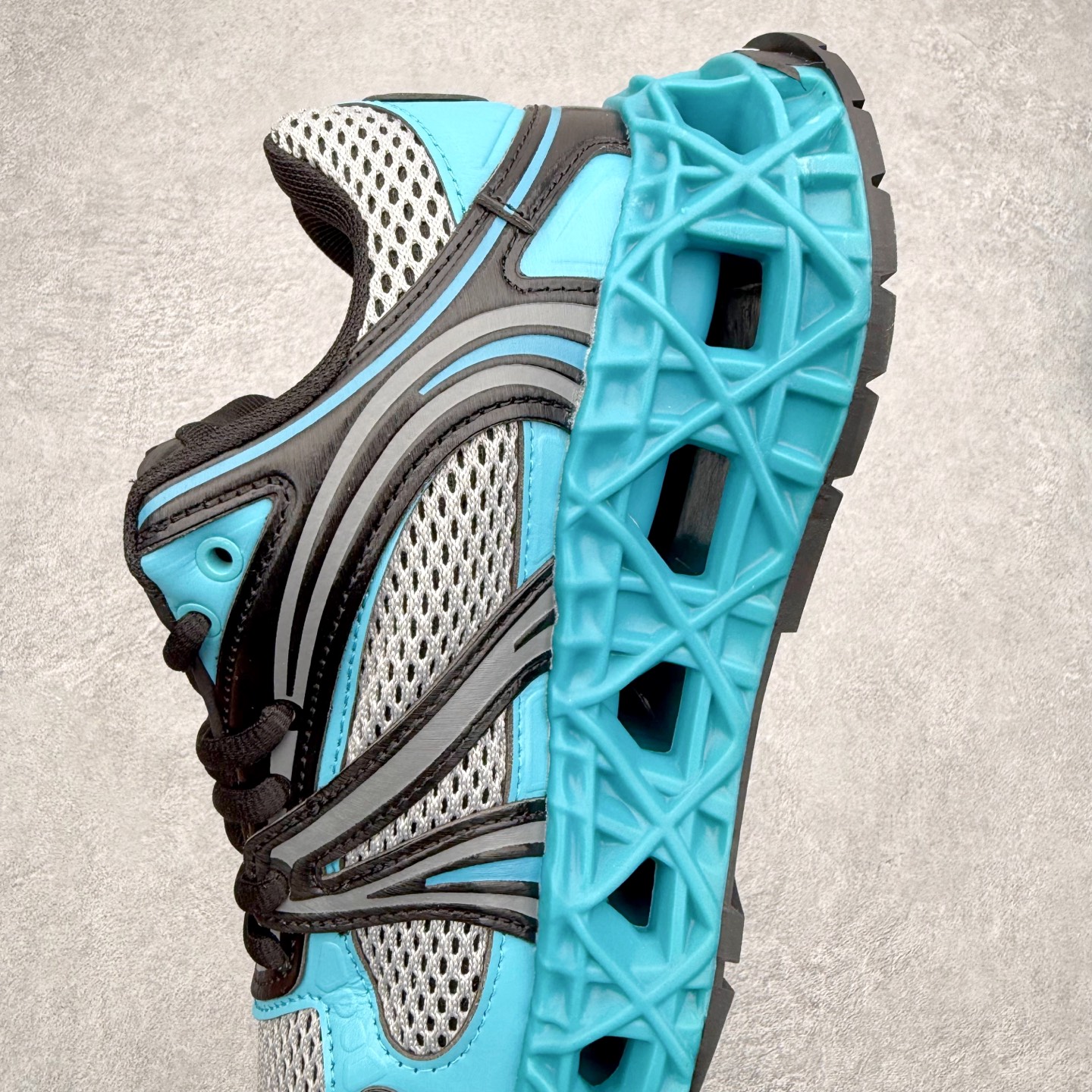 图片[7]-Dior x Kaws迪奥 联名款B35胶囊系列 镂空 网面 原版购入开发 做货 这款名为B35 NXT 的新款运动鞋，采用了 3D打印技术制成镂空式鞋底，鞋身部分则是十分契合当下审美的老爹鞋样式网面拼接与流畅线条布局，将复古千禧感与现代科技感浑然融为一体；且从当前已曝光的版本来看，这双新鞋款还提供了亮色系、暗色系，以及复古低饱和色系等不同风格配色方案选择，在不同风格造型中都有着十分不俗的兼容性。将前沿科技与复古审美相结合的鞋履新作 配送专柜精美包装🛍📦 ▪面料： 原版定制进口网面+科技面料 ▪内里：定制进口透气网里 ▪鞋底：原版开模防滑橡胶材质 ▪底厚：6CM ▪尺码： 35-45-选品中心