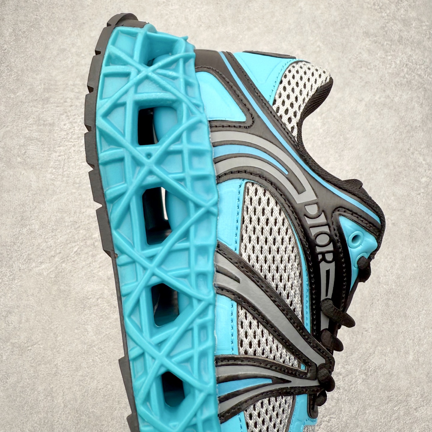 图片[6]-Dior x Kaws迪奥 联名款B35胶囊系列 镂空 网面 原版购入开发 做货 这款名为B35 NXT 的新款运动鞋，采用了 3D打印技术制成镂空式鞋底，鞋身部分则是十分契合当下审美的老爹鞋样式网面拼接与流畅线条布局，将复古千禧感与现代科技感浑然融为一体；且从当前已曝光的版本来看，这双新鞋款还提供了亮色系、暗色系，以及复古低饱和色系等不同风格配色方案选择，在不同风格造型中都有着十分不俗的兼容性。将前沿科技与复古审美相结合的鞋履新作 配送专柜精美包装🛍📦 ▪面料： 原版定制进口网面+科技面料 ▪内里：定制进口透气网里 ▪鞋底：原版开模防滑橡胶材质 ▪底厚：6CM ▪尺码： 35-45-选品中心