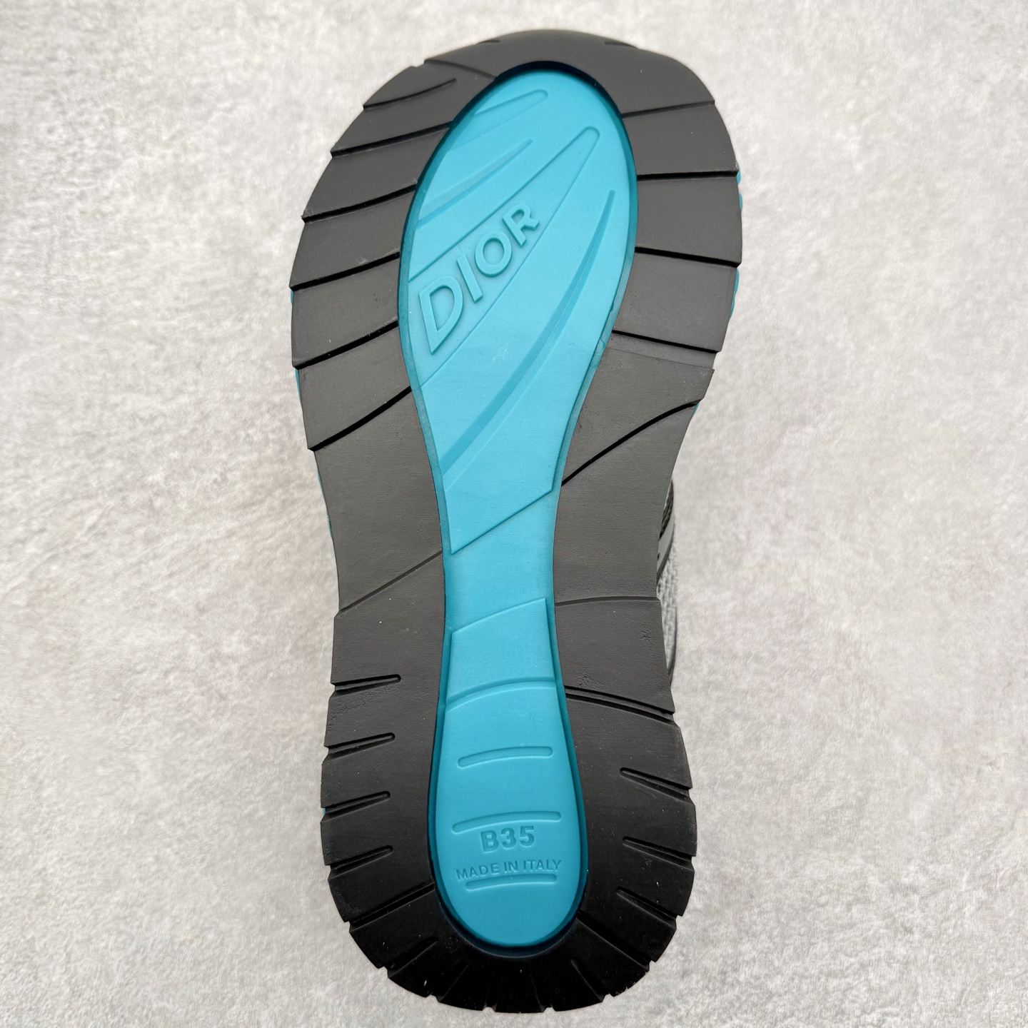 图片[9]-Dior x Kaws迪奥 联名款B35胶囊系列 镂空 网面 原版购入开发 做货 这款名为B35 NXT 的新款运动鞋，采用了 3D打印技术制成镂空式鞋底，鞋身部分则是十分契合当下审美的老爹鞋样式网面拼接与流畅线条布局，将复古千禧感与现代科技感浑然融为一体；且从当前已曝光的版本来看，这双新鞋款还提供了亮色系、暗色系，以及复古低饱和色系等不同风格配色方案选择，在不同风格造型中都有着十分不俗的兼容性。将前沿科技与复古审美相结合的鞋履新作 配送专柜精美包装🛍📦 ▪面料： 原版定制进口网面+科技面料 ▪内里：定制进口透气网里 ▪鞋底：原版开模防滑橡胶材质 ▪底厚：6CM ▪尺码： 35-45-选品中心