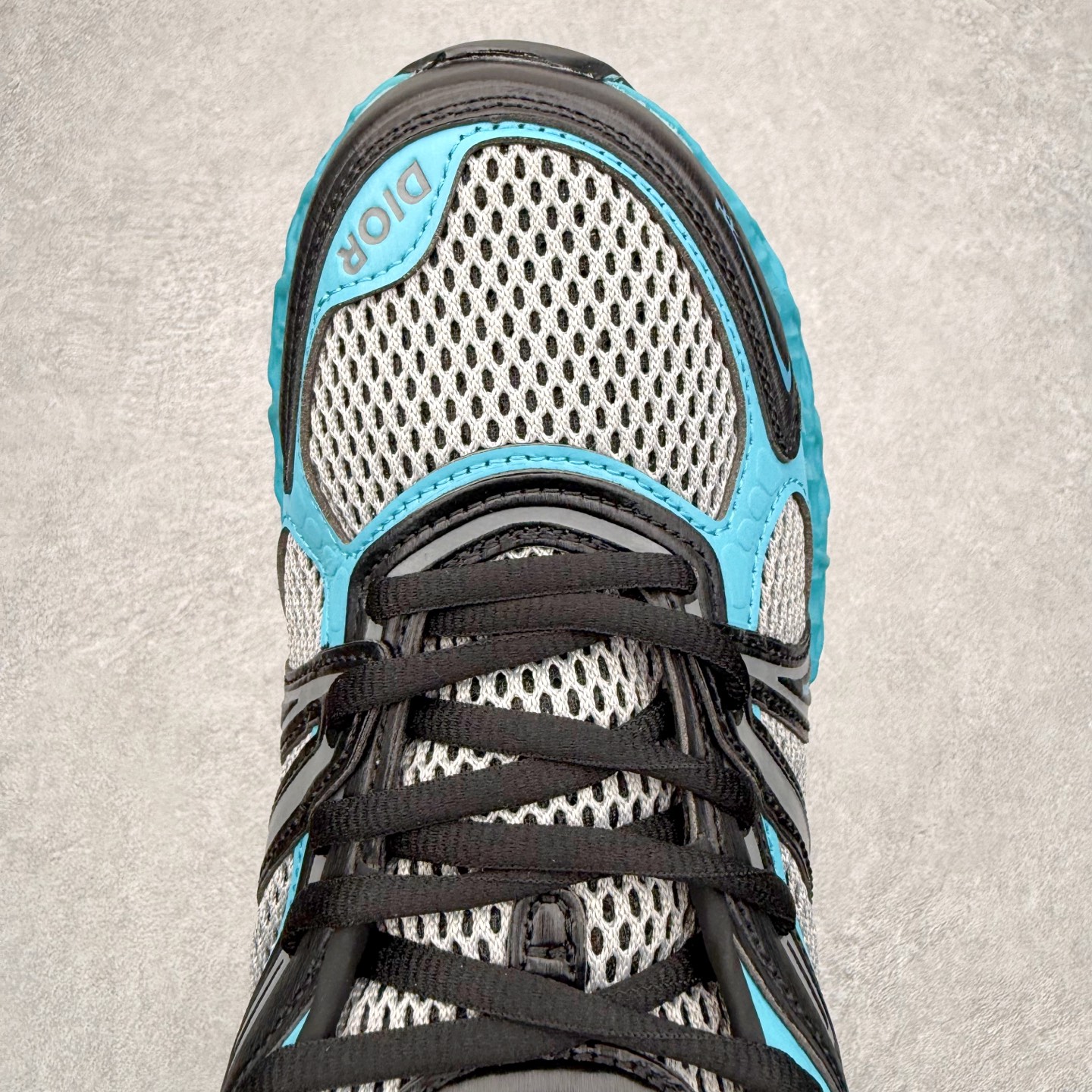 图片[4]-Dior x Kaws迪奥 联名款B35胶囊系列 镂空 网面 原版购入开发 做货 这款名为B35 NXT 的新款运动鞋，采用了 3D打印技术制成镂空式鞋底，鞋身部分则是十分契合当下审美的老爹鞋样式网面拼接与流畅线条布局，将复古千禧感与现代科技感浑然融为一体；且从当前已曝光的版本来看，这双新鞋款还提供了亮色系、暗色系，以及复古低饱和色系等不同风格配色方案选择，在不同风格造型中都有着十分不俗的兼容性。将前沿科技与复古审美相结合的鞋履新作 配送专柜精美包装🛍📦 ▪面料： 原版定制进口网面+科技面料 ▪内里：定制进口透气网里 ▪鞋底：原版开模防滑橡胶材质 ▪底厚：6CM ▪尺码： 35-45-选品中心