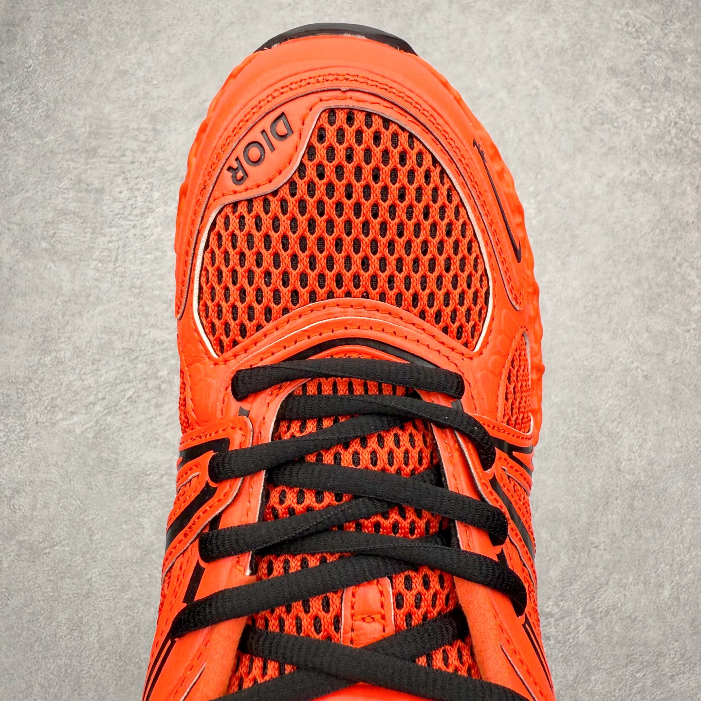 图片[4]-Dior x Kaws迪奥 联名款B35胶囊系列 镂空 网面 原版购入开发 做货 这款名为B35 NXT 的新款运动鞋，采用了 3D打印技术制成镂空式鞋底，鞋身部分则是十分契合当下审美的老爹鞋样式网面拼接与流畅线条布局，将复古千禧感与现代科技感浑然融为一体；且从当前已曝光的版本来看，这双新鞋款还提供了亮色系、暗色系，以及复古低饱和色系等不同风格配色方案选择，在不同风格造型中都有着十分不俗的兼容性。将前沿科技与复古审美相结合的鞋履新作 配送专柜精美包装🛍📦 ▪面料： 原版定制进口网面+科技面料 ▪内里：定制进口透气网里 ▪鞋底：原版开模防滑橡胶材质 ▪底厚：6CM ▪尺码： 35-45-选品中心