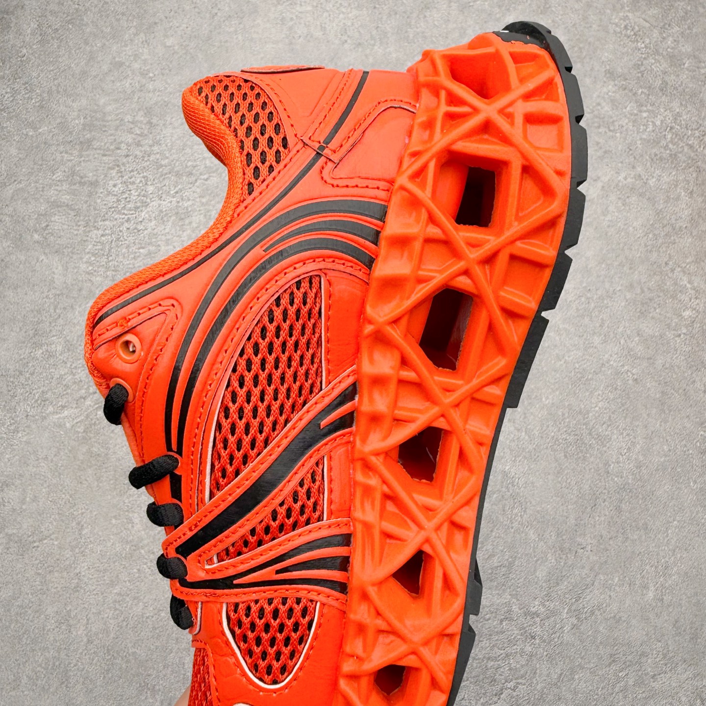 图片[7]-Dior x Kaws迪奥 联名款B35胶囊系列 镂空 网面 原版购入开发 做货 这款名为B35 NXT 的新款运动鞋，采用了 3D打印技术制成镂空式鞋底，鞋身部分则是十分契合当下审美的老爹鞋样式网面拼接与流畅线条布局，将复古千禧感与现代科技感浑然融为一体；且从当前已曝光的版本来看，这双新鞋款还提供了亮色系、暗色系，以及复古低饱和色系等不同风格配色方案选择，在不同风格造型中都有着十分不俗的兼容性。将前沿科技与复古审美相结合的鞋履新作 配送专柜精美包装🛍📦 ▪面料： 原版定制进口网面+科技面料 ▪内里：定制进口透气网里 ▪鞋底：原版开模防滑橡胶材质 ▪底厚：6CM ▪尺码： 35-45-选品中心