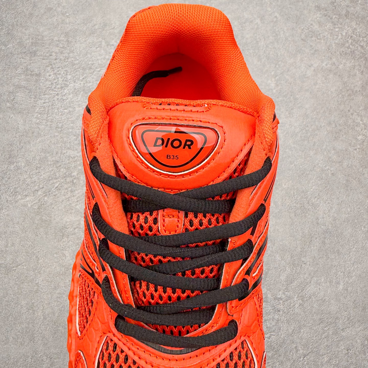 图片[5]-Dior x Kaws迪奥 联名款B35胶囊系列 镂空 网面 原版购入开发 做货 这款名为B35 NXT 的新款运动鞋，采用了 3D打印技术制成镂空式鞋底，鞋身部分则是十分契合当下审美的老爹鞋样式网面拼接与流畅线条布局，将复古千禧感与现代科技感浑然融为一体；且从当前已曝光的版本来看，这双新鞋款还提供了亮色系、暗色系，以及复古低饱和色系等不同风格配色方案选择，在不同风格造型中都有着十分不俗的兼容性。将前沿科技与复古审美相结合的鞋履新作 配送专柜精美包装🛍📦 ▪面料： 原版定制进口网面+科技面料 ▪内里：定制进口透气网里 ▪鞋底：原版开模防滑橡胶材质 ▪底厚：6CM ▪尺码： 35-45-选品中心