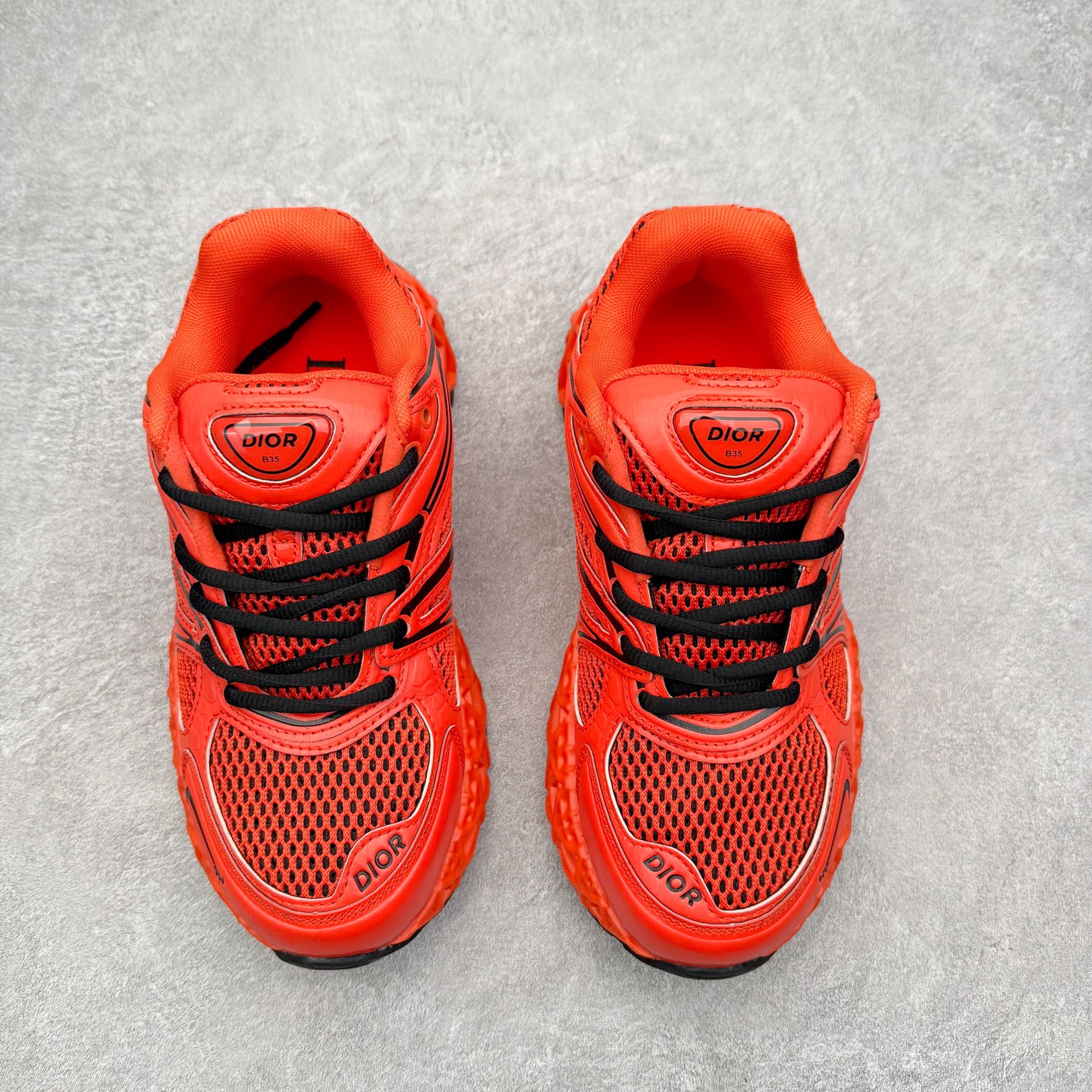 图片[2]-Dior x Kaws迪奥 联名款B35胶囊系列 镂空 网面 原版购入开发 做货 这款名为B35 NXT 的新款运动鞋，采用了 3D打印技术制成镂空式鞋底，鞋身部分则是十分契合当下审美的老爹鞋样式网面拼接与流畅线条布局，将复古千禧感与现代科技感浑然融为一体；且从当前已曝光的版本来看，这双新鞋款还提供了亮色系、暗色系，以及复古低饱和色系等不同风格配色方案选择，在不同风格造型中都有着十分不俗的兼容性。将前沿科技与复古审美相结合的鞋履新作 配送专柜精美包装🛍📦 ▪面料： 原版定制进口网面+科技面料 ▪内里：定制进口透气网里 ▪鞋底：原版开模防滑橡胶材质 ▪底厚：6CM ▪尺码： 35-45-选品中心