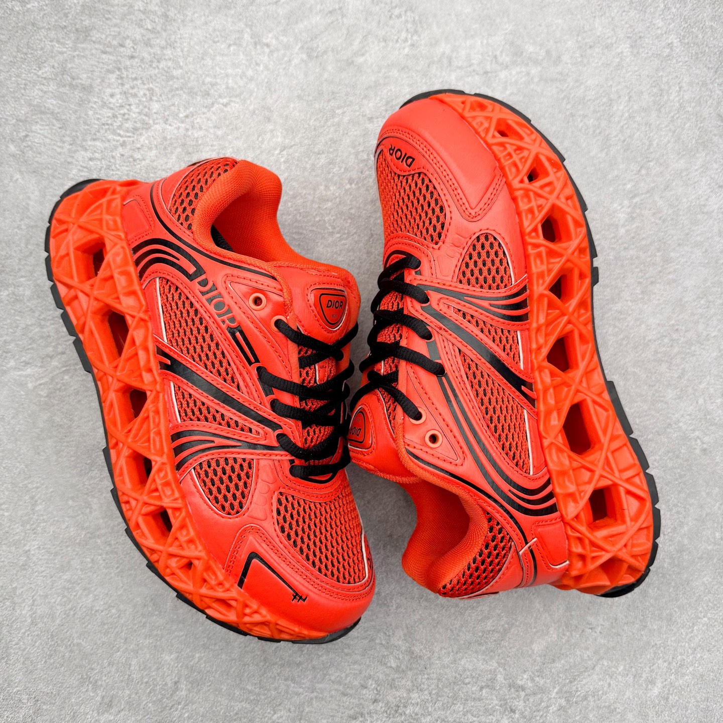 图片[3]-Dior x Kaws迪奥 联名款B35胶囊系列 镂空 网面 原版购入开发 做货 这款名为B35 NXT 的新款运动鞋，采用了 3D打印技术制成镂空式鞋底，鞋身部分则是十分契合当下审美的老爹鞋样式网面拼接与流畅线条布局，将复古千禧感与现代科技感浑然融为一体；且从当前已曝光的版本来看，这双新鞋款还提供了亮色系、暗色系，以及复古低饱和色系等不同风格配色方案选择，在不同风格造型中都有着十分不俗的兼容性。将前沿科技与复古审美相结合的鞋履新作 配送专柜精美包装🛍📦 ▪面料： 原版定制进口网面+科技面料 ▪内里：定制进口透气网里 ▪鞋底：原版开模防滑橡胶材质 ▪底厚：6CM ▪尺码： 35-45-选品中心