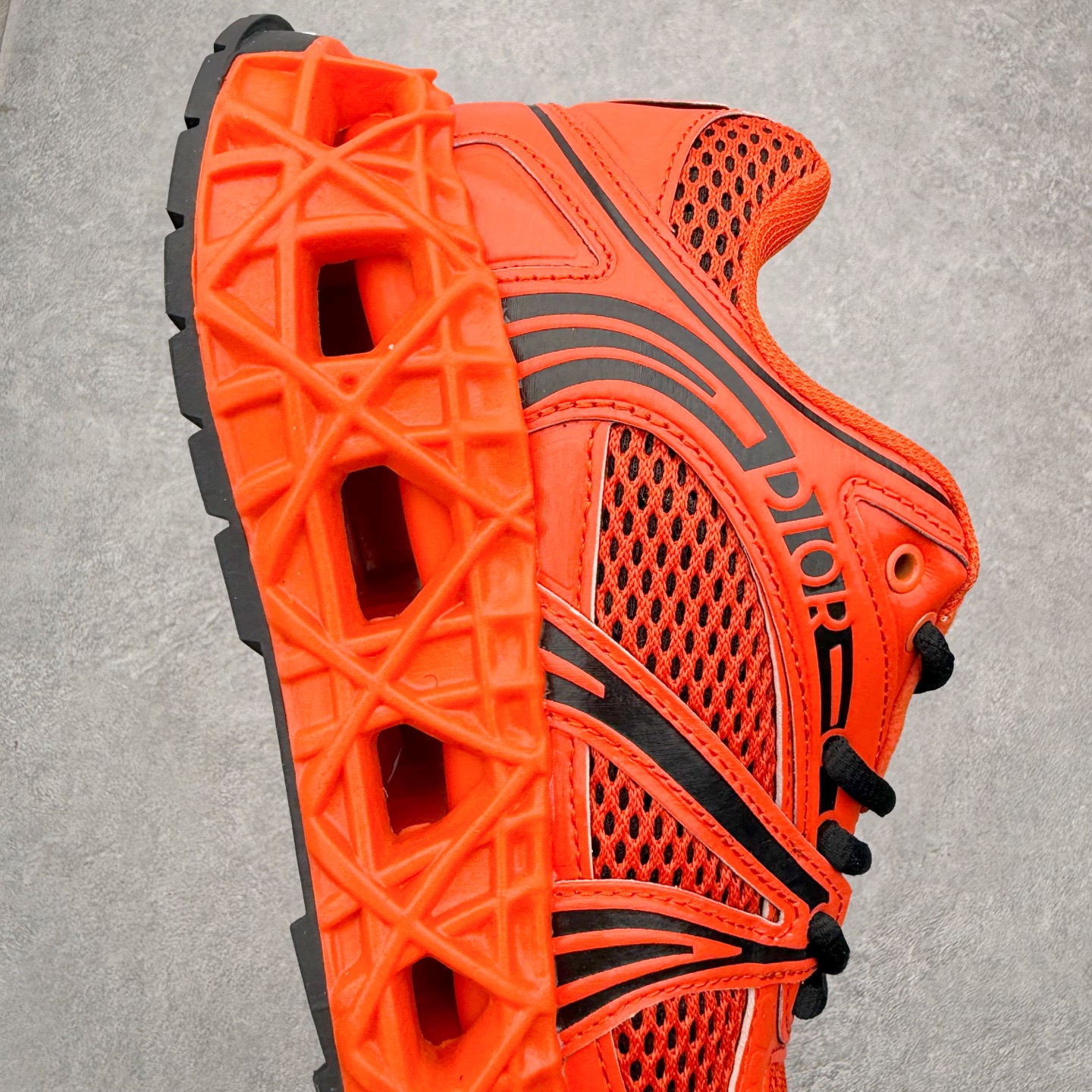 图片[6]-Dior x Kaws迪奥 联名款B35胶囊系列 镂空 网面 原版购入开发 做货 这款名为B35 NXT 的新款运动鞋，采用了 3D打印技术制成镂空式鞋底，鞋身部分则是十分契合当下审美的老爹鞋样式网面拼接与流畅线条布局，将复古千禧感与现代科技感浑然融为一体；且从当前已曝光的版本来看，这双新鞋款还提供了亮色系、暗色系，以及复古低饱和色系等不同风格配色方案选择，在不同风格造型中都有着十分不俗的兼容性。将前沿科技与复古审美相结合的鞋履新作 配送专柜精美包装🛍📦 ▪面料： 原版定制进口网面+科技面料 ▪内里：定制进口透气网里 ▪鞋底：原版开模防滑橡胶材质 ▪底厚：6CM ▪尺码： 35-45-选品中心