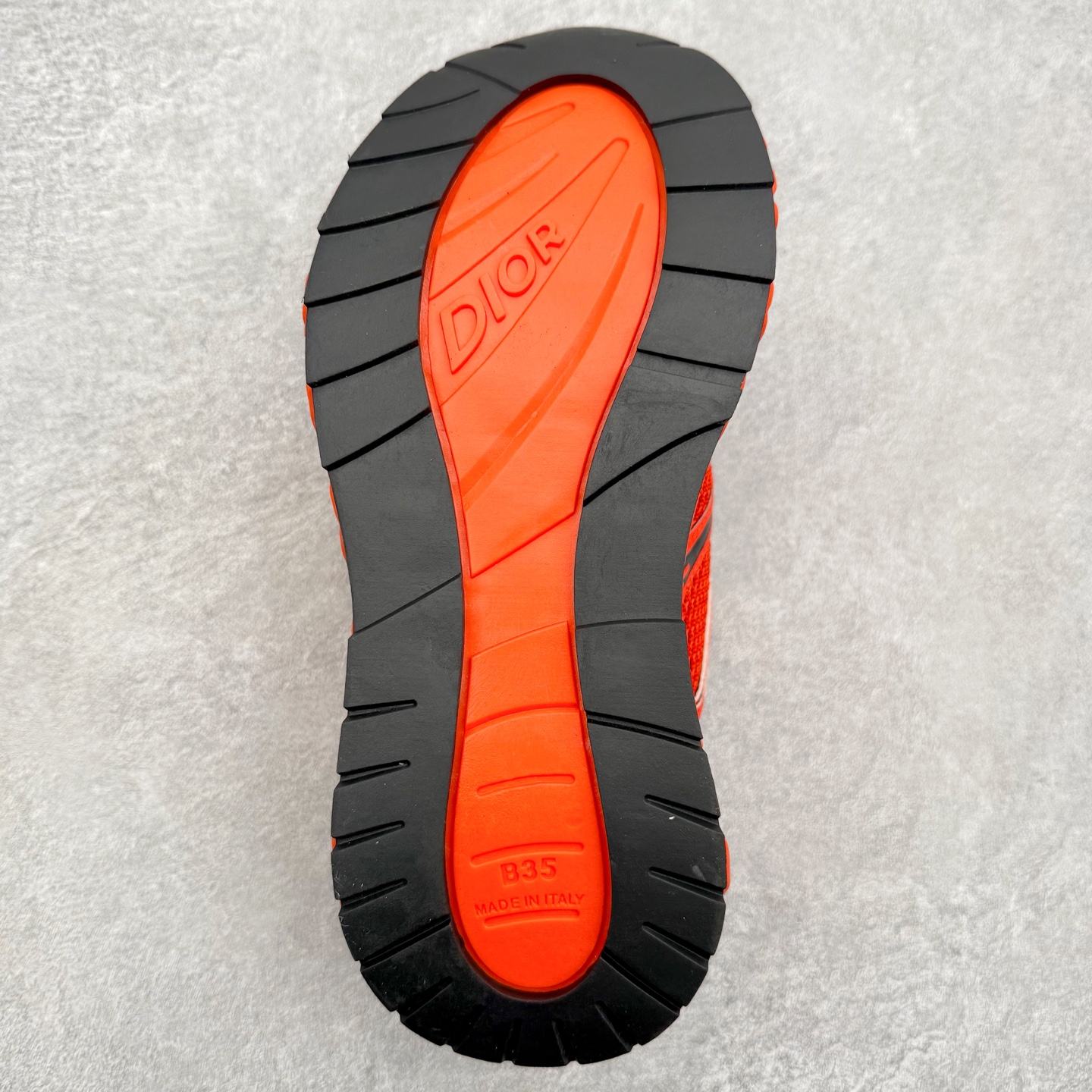 图片[9]-Dior x Kaws迪奥 联名款B35胶囊系列 镂空 网面 原版购入开发 做货 这款名为B35 NXT 的新款运动鞋，采用了 3D打印技术制成镂空式鞋底，鞋身部分则是十分契合当下审美的老爹鞋样式网面拼接与流畅线条布局，将复古千禧感与现代科技感浑然融为一体；且从当前已曝光的版本来看，这双新鞋款还提供了亮色系、暗色系，以及复古低饱和色系等不同风格配色方案选择，在不同风格造型中都有着十分不俗的兼容性。将前沿科技与复古审美相结合的鞋履新作 配送专柜精美包装🛍📦 ▪面料： 原版定制进口网面+科技面料 ▪内里：定制进口透气网里 ▪鞋底：原版开模防滑橡胶材质 ▪底厚：6CM ▪尺码： 35-45-选品中心