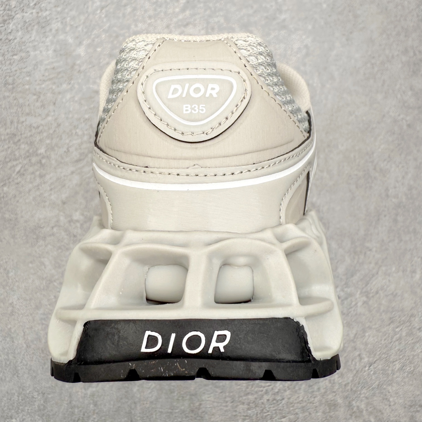 图片[8]-Dior x Kaws迪奥 联名款B35胶囊系列 镂空 网面 原版购入开发 做货 这款名为B35 NXT 的新款运动鞋，采用了 3D打印技术制成镂空式鞋底，鞋身部分则是十分契合当下审美的老爹鞋样式网面拼接与流畅线条布局，将复古千禧感与现代科技感浑然融为一体；且从当前已曝光的版本来看，这双新鞋款还提供了亮色系、暗色系，以及复古低饱和色系等不同风格配色方案选择，在不同风格造型中都有着十分不俗的兼容性。将前沿科技与复古审美相结合的鞋履新作 配送专柜精美包装🛍📦 ▪面料： 原版定制进口网面+科技面料 ▪内里：定制进口透气网里 ▪鞋底：原版开模防滑橡胶材质 ▪底厚：6CM ▪尺码： 35-45-选品中心