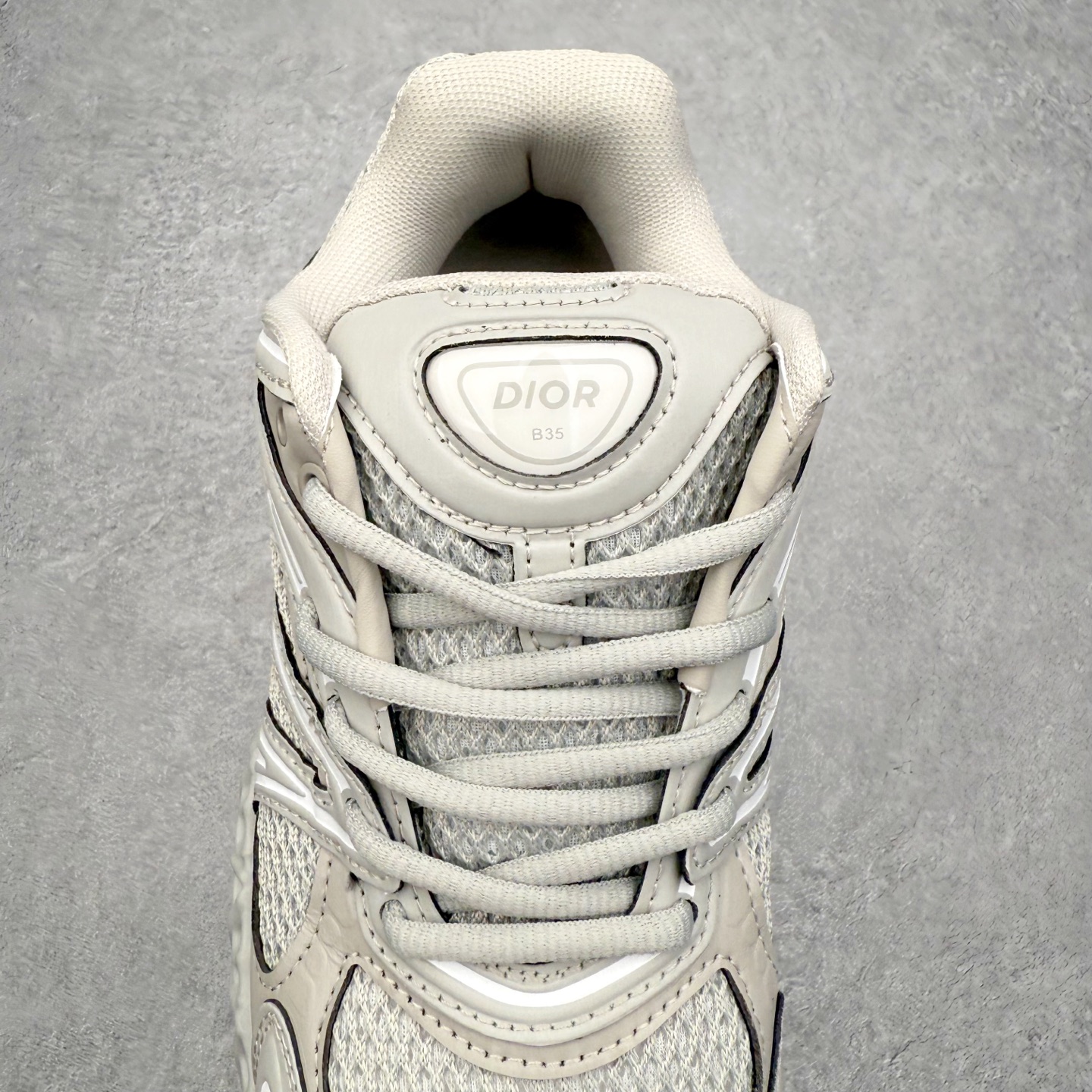 图片[5]-Dior x Kaws迪奥 联名款B35胶囊系列 镂空 网面 原版购入开发 做货 这款名为B35 NXT 的新款运动鞋，采用了 3D打印技术制成镂空式鞋底，鞋身部分则是十分契合当下审美的老爹鞋样式网面拼接与流畅线条布局，将复古千禧感与现代科技感浑然融为一体；且从当前已曝光的版本来看，这双新鞋款还提供了亮色系、暗色系，以及复古低饱和色系等不同风格配色方案选择，在不同风格造型中都有着十分不俗的兼容性。将前沿科技与复古审美相结合的鞋履新作 配送专柜精美包装🛍📦 ▪面料： 原版定制进口网面+科技面料 ▪内里：定制进口透气网里 ▪鞋底：原版开模防滑橡胶材质 ▪底厚：6CM ▪尺码： 35-45-选品中心