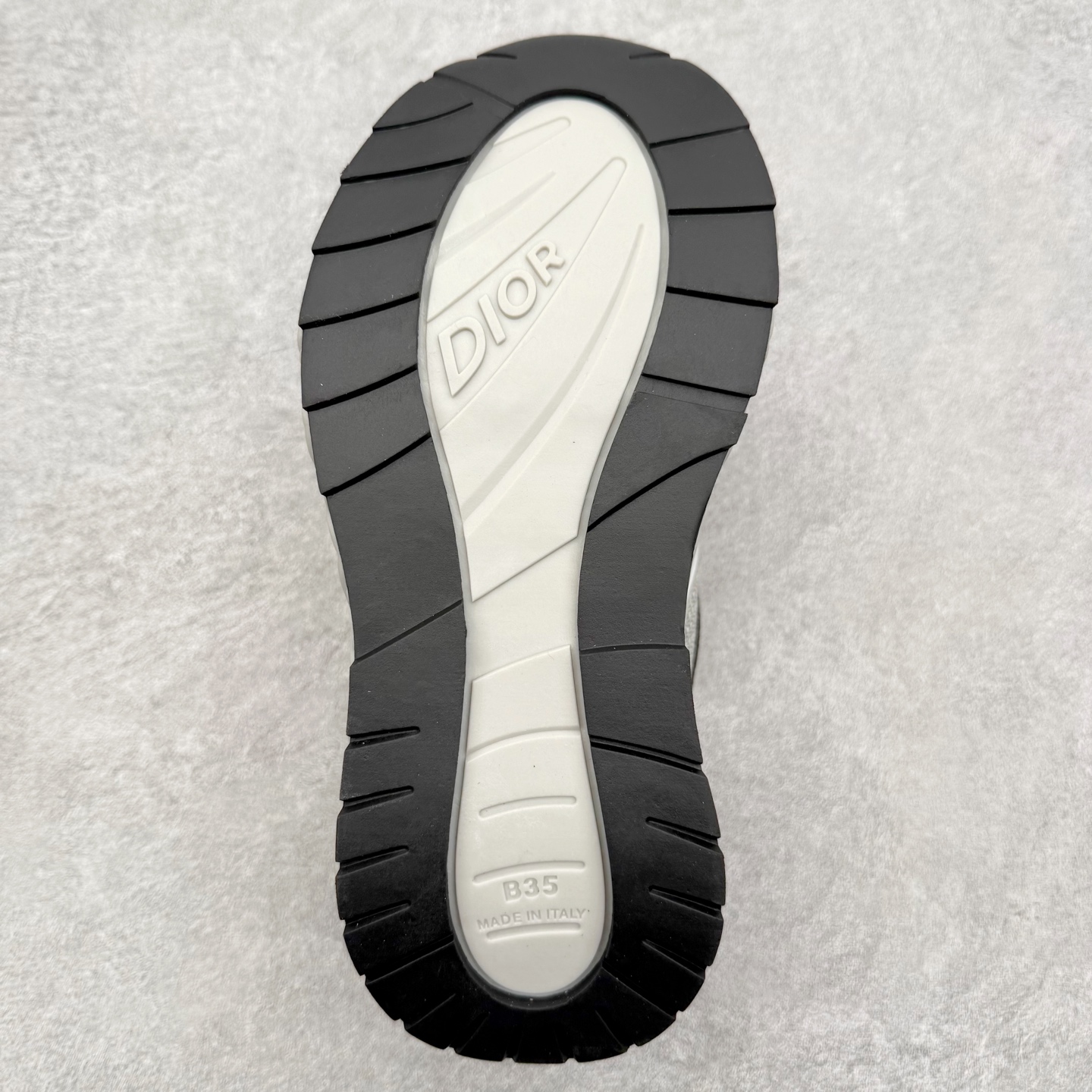 图片[9]-Dior x Kaws迪奥 联名款B35胶囊系列 镂空 网面 原版购入开发 做货 这款名为B35 NXT 的新款运动鞋，采用了 3D打印技术制成镂空式鞋底，鞋身部分则是十分契合当下审美的老爹鞋样式网面拼接与流畅线条布局，将复古千禧感与现代科技感浑然融为一体；且从当前已曝光的版本来看，这双新鞋款还提供了亮色系、暗色系，以及复古低饱和色系等不同风格配色方案选择，在不同风格造型中都有着十分不俗的兼容性。将前沿科技与复古审美相结合的鞋履新作 配送专柜精美包装🛍📦 ▪面料： 原版定制进口网面+科技面料 ▪内里：定制进口透气网里 ▪鞋底：原版开模防滑橡胶材质 ▪底厚：6CM ▪尺码： 35-45-选品中心