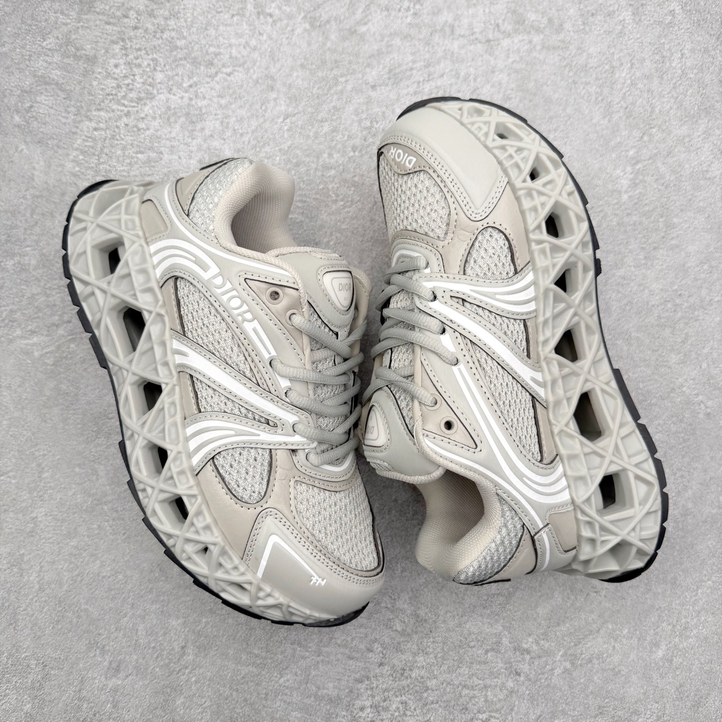 图片[3]-Dior x Kaws迪奥 联名款B35胶囊系列 镂空 网面 原版购入开发 做货 这款名为B35 NXT 的新款运动鞋，采用了 3D打印技术制成镂空式鞋底，鞋身部分则是十分契合当下审美的老爹鞋样式网面拼接与流畅线条布局，将复古千禧感与现代科技感浑然融为一体；且从当前已曝光的版本来看，这双新鞋款还提供了亮色系、暗色系，以及复古低饱和色系等不同风格配色方案选择，在不同风格造型中都有着十分不俗的兼容性。将前沿科技与复古审美相结合的鞋履新作 配送专柜精美包装🛍📦 ▪面料： 原版定制进口网面+科技面料 ▪内里：定制进口透气网里 ▪鞋底：原版开模防滑橡胶材质 ▪底厚：6CM ▪尺码： 35-45-选品中心