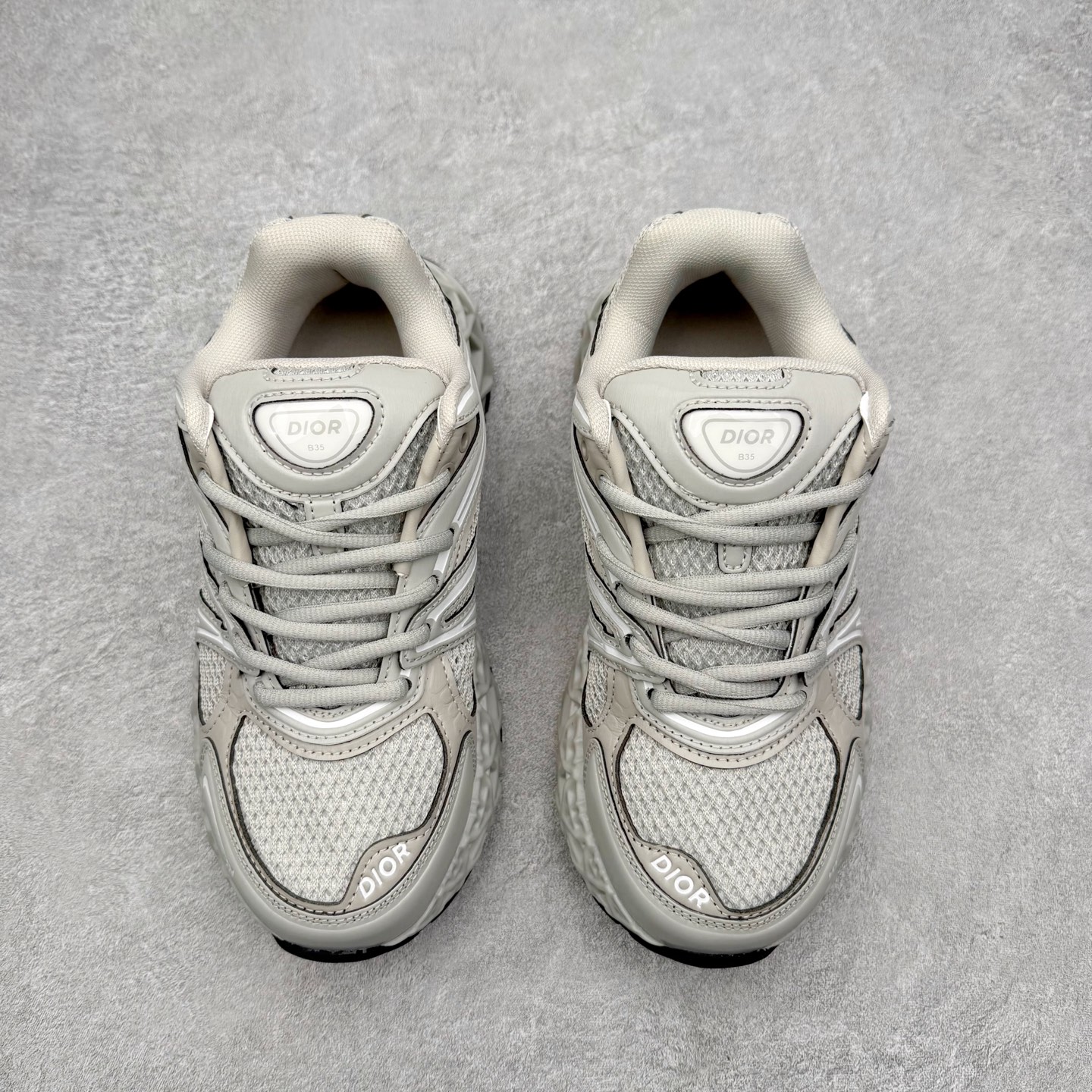 图片[2]-Dior x Kaws迪奥 联名款B35胶囊系列 镂空 网面 原版购入开发 做货 这款名为B35 NXT 的新款运动鞋，采用了 3D打印技术制成镂空式鞋底，鞋身部分则是十分契合当下审美的老爹鞋样式网面拼接与流畅线条布局，将复古千禧感与现代科技感浑然融为一体；且从当前已曝光的版本来看，这双新鞋款还提供了亮色系、暗色系，以及复古低饱和色系等不同风格配色方案选择，在不同风格造型中都有着十分不俗的兼容性。将前沿科技与复古审美相结合的鞋履新作 配送专柜精美包装🛍📦 ▪面料： 原版定制进口网面+科技面料 ▪内里：定制进口透气网里 ▪鞋底：原版开模防滑橡胶材质 ▪底厚：6CM ▪尺码： 35-45-选品中心