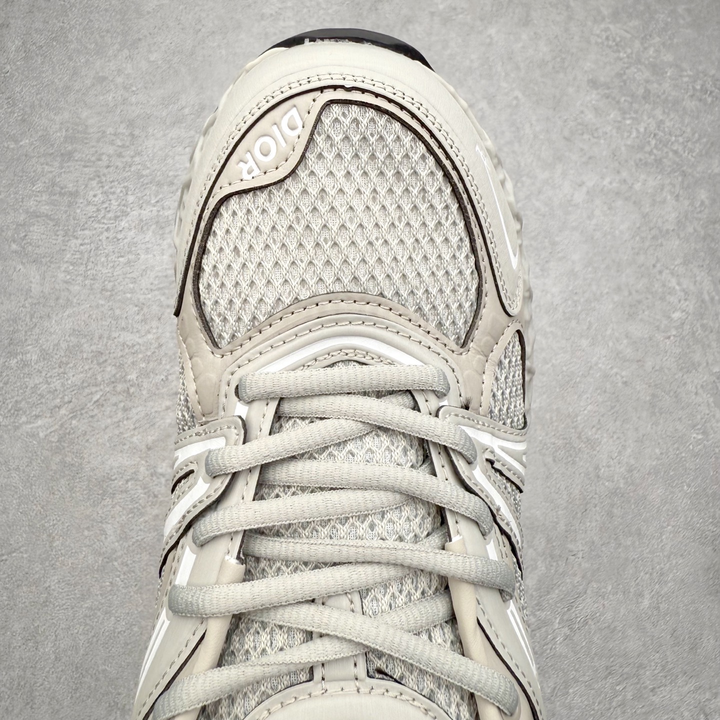 图片[4]-Dior x Kaws迪奥 联名款B35胶囊系列 镂空 网面 原版购入开发 做货 这款名为B35 NXT 的新款运动鞋，采用了 3D打印技术制成镂空式鞋底，鞋身部分则是十分契合当下审美的老爹鞋样式网面拼接与流畅线条布局，将复古千禧感与现代科技感浑然融为一体；且从当前已曝光的版本来看，这双新鞋款还提供了亮色系、暗色系，以及复古低饱和色系等不同风格配色方案选择，在不同风格造型中都有着十分不俗的兼容性。将前沿科技与复古审美相结合的鞋履新作 配送专柜精美包装🛍📦 ▪面料： 原版定制进口网面+科技面料 ▪内里：定制进口透气网里 ▪鞋底：原版开模防滑橡胶材质 ▪底厚：6CM ▪尺码： 35-45-选品中心