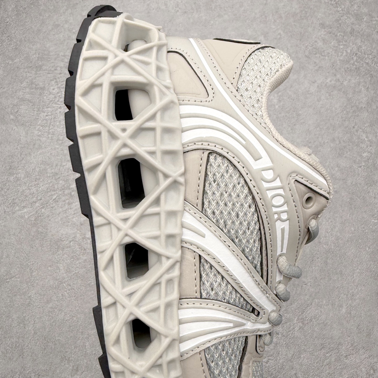 图片[6]-Dior x Kaws迪奥 联名款B35胶囊系列 镂空 网面 原版购入开发 做货 这款名为B35 NXT 的新款运动鞋，采用了 3D打印技术制成镂空式鞋底，鞋身部分则是十分契合当下审美的老爹鞋样式网面拼接与流畅线条布局，将复古千禧感与现代科技感浑然融为一体；且从当前已曝光的版本来看，这双新鞋款还提供了亮色系、暗色系，以及复古低饱和色系等不同风格配色方案选择，在不同风格造型中都有着十分不俗的兼容性。将前沿科技与复古审美相结合的鞋履新作 配送专柜精美包装🛍📦 ▪面料： 原版定制进口网面+科技面料 ▪内里：定制进口透气网里 ▪鞋底：原版开模防滑橡胶材质 ▪底厚：6CM ▪尺码： 35-45-选品中心