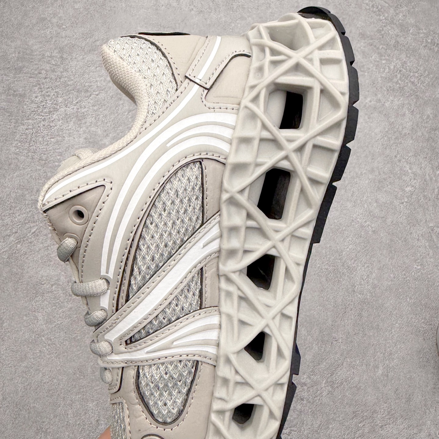 图片[7]-Dior x Kaws迪奥 联名款B35胶囊系列 镂空 网面 原版购入开发 做货 这款名为B35 NXT 的新款运动鞋，采用了 3D打印技术制成镂空式鞋底，鞋身部分则是十分契合当下审美的老爹鞋样式网面拼接与流畅线条布局，将复古千禧感与现代科技感浑然融为一体；且从当前已曝光的版本来看，这双新鞋款还提供了亮色系、暗色系，以及复古低饱和色系等不同风格配色方案选择，在不同风格造型中都有着十分不俗的兼容性。将前沿科技与复古审美相结合的鞋履新作 配送专柜精美包装🛍📦 ▪面料： 原版定制进口网面+科技面料 ▪内里：定制进口透气网里 ▪鞋底：原版开模防滑橡胶材质 ▪底厚：6CM ▪尺码： 35-45-选品中心