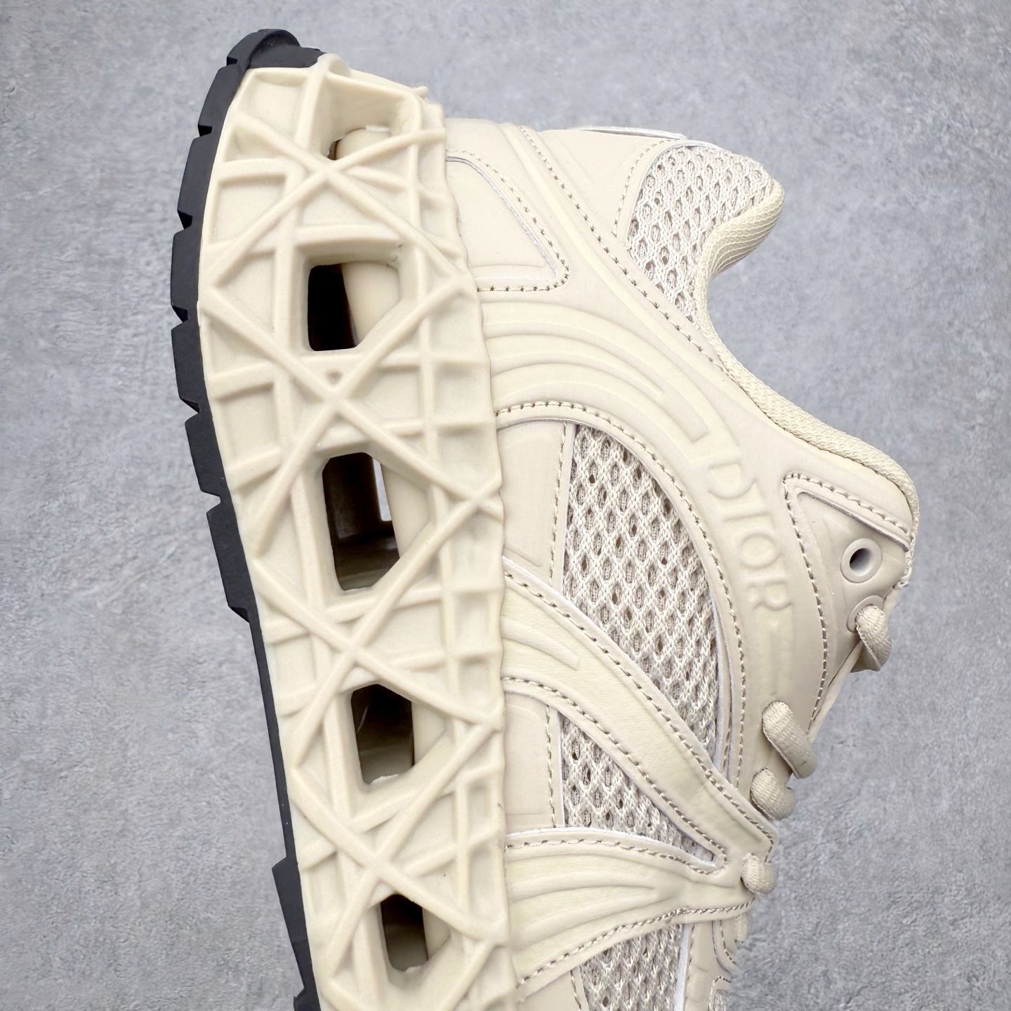 图片[6]-Dior x Kaws迪奥 联名款B35胶囊系列 镂空 网面 原版购入开发 做货 这款名为B35 NXT 的新款运动鞋，采用了 3D打印技术制成镂空式鞋底，鞋身部分则是十分契合当下审美的老爹鞋样式网面拼接与流畅线条布局，将复古千禧感与现代科技感浑然融为一体；且从当前已曝光的版本来看，这双新鞋款还提供了亮色系、暗色系，以及复古低饱和色系等不同风格配色方案选择，在不同风格造型中都有着十分不俗的兼容性。将前沿科技与复古审美相结合的鞋履新作 配送专柜精美包装🛍📦 ▪面料： 原版定制进口网面+科技面料 ▪内里：定制进口透气网里 ▪鞋底：原版开模防滑橡胶材质 ▪底厚：6CM ▪尺码： 35-45-选品中心