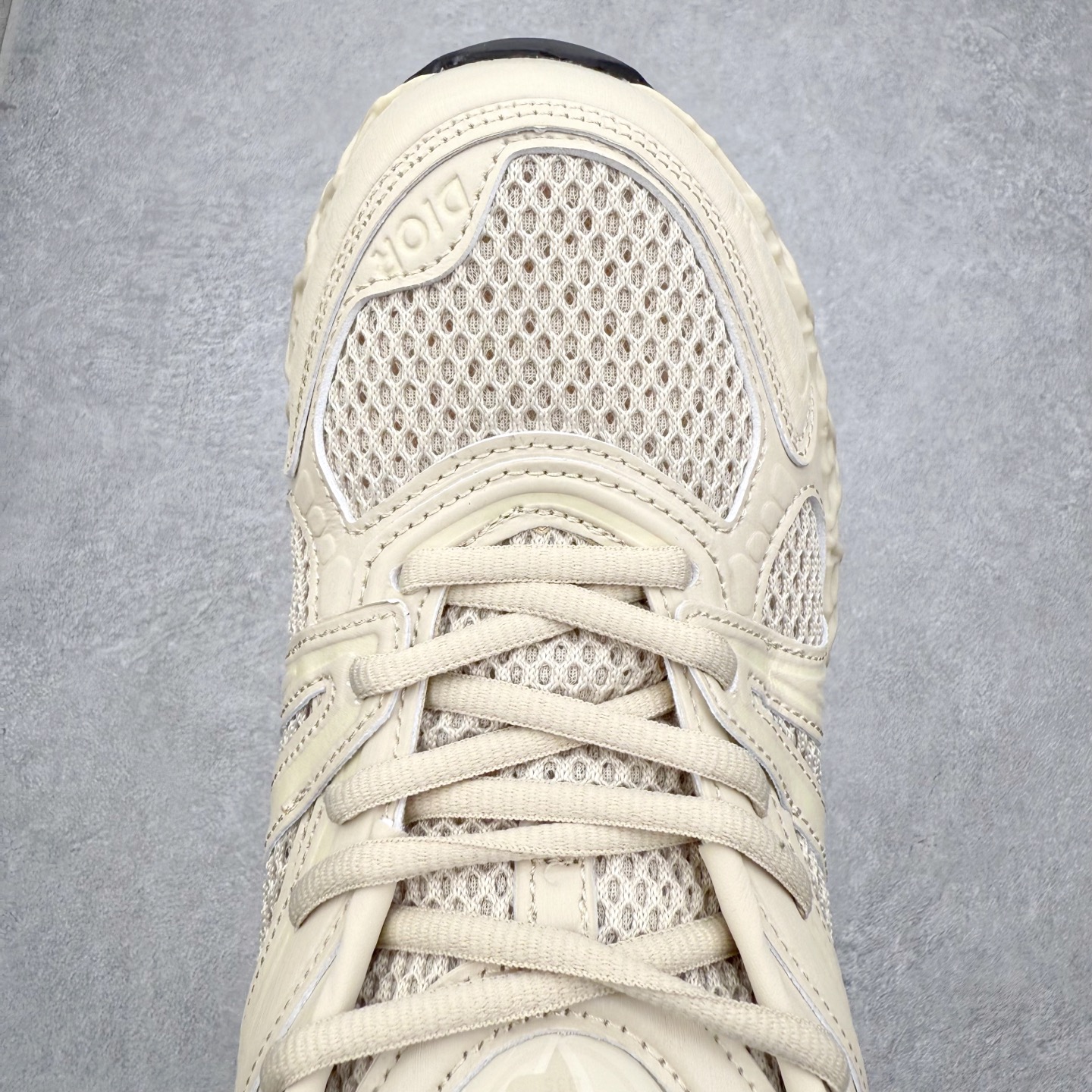 图片[4]-Dior x Kaws迪奥 联名款B35胶囊系列 镂空 网面 原版购入开发 做货 这款名为B35 NXT 的新款运动鞋，采用了 3D打印技术制成镂空式鞋底，鞋身部分则是十分契合当下审美的老爹鞋样式网面拼接与流畅线条布局，将复古千禧感与现代科技感浑然融为一体；且从当前已曝光的版本来看，这双新鞋款还提供了亮色系、暗色系，以及复古低饱和色系等不同风格配色方案选择，在不同风格造型中都有着十分不俗的兼容性。将前沿科技与复古审美相结合的鞋履新作 配送专柜精美包装🛍📦 ▪面料： 原版定制进口网面+科技面料 ▪内里：定制进口透气网里 ▪鞋底：原版开模防滑橡胶材质 ▪底厚：6CM ▪尺码： 35-45-选品中心