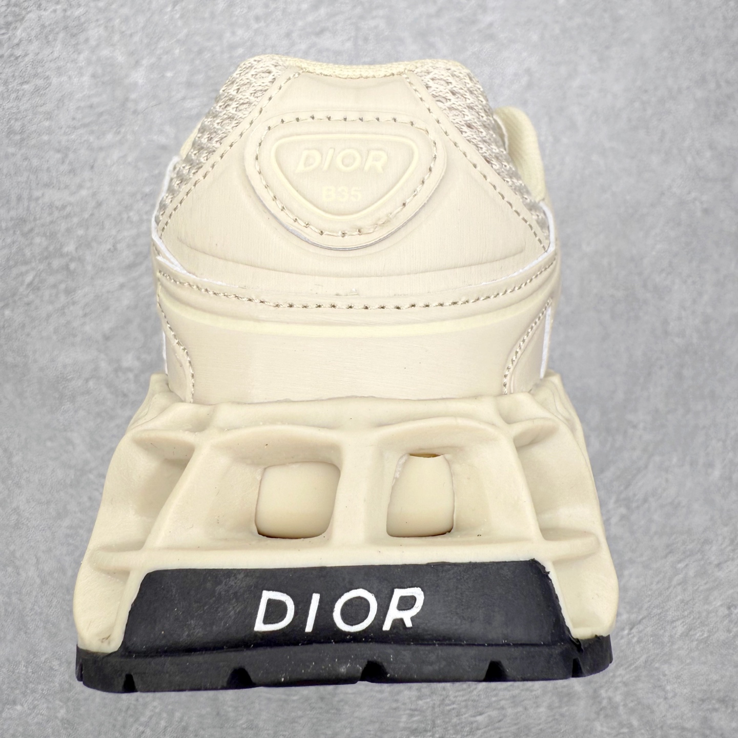 图片[8]-Dior x Kaws迪奥 联名款B35胶囊系列 镂空 网面 原版购入开发 做货 这款名为B35 NXT 的新款运动鞋，采用了 3D打印技术制成镂空式鞋底，鞋身部分则是十分契合当下审美的老爹鞋样式网面拼接与流畅线条布局，将复古千禧感与现代科技感浑然融为一体；且从当前已曝光的版本来看，这双新鞋款还提供了亮色系、暗色系，以及复古低饱和色系等不同风格配色方案选择，在不同风格造型中都有着十分不俗的兼容性。将前沿科技与复古审美相结合的鞋履新作 配送专柜精美包装🛍📦 ▪面料： 原版定制进口网面+科技面料 ▪内里：定制进口透气网里 ▪鞋底：原版开模防滑橡胶材质 ▪底厚：6CM ▪尺码： 35-45-选品中心