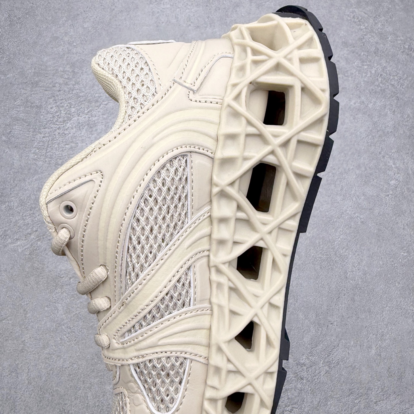 图片[7]-Dior x Kaws迪奥 联名款B35胶囊系列 镂空 网面 原版购入开发 做货 这款名为B35 NXT 的新款运动鞋，采用了 3D打印技术制成镂空式鞋底，鞋身部分则是十分契合当下审美的老爹鞋样式网面拼接与流畅线条布局，将复古千禧感与现代科技感浑然融为一体；且从当前已曝光的版本来看，这双新鞋款还提供了亮色系、暗色系，以及复古低饱和色系等不同风格配色方案选择，在不同风格造型中都有着十分不俗的兼容性。将前沿科技与复古审美相结合的鞋履新作 配送专柜精美包装🛍📦 ▪面料： 原版定制进口网面+科技面料 ▪内里：定制进口透气网里 ▪鞋底：原版开模防滑橡胶材质 ▪底厚：6CM ▪尺码： 35-45-选品中心