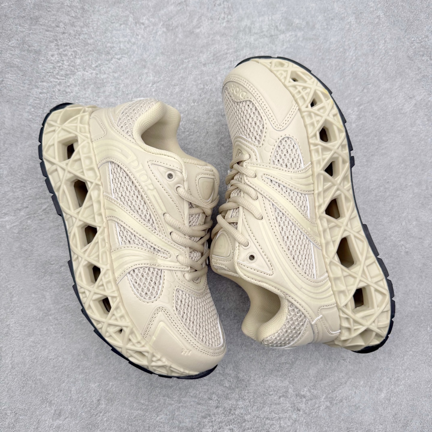 图片[3]-Dior x Kaws迪奥 联名款B35胶囊系列 镂空 网面 原版购入开发 做货 这款名为B35 NXT 的新款运动鞋，采用了 3D打印技术制成镂空式鞋底，鞋身部分则是十分契合当下审美的老爹鞋样式网面拼接与流畅线条布局，将复古千禧感与现代科技感浑然融为一体；且从当前已曝光的版本来看，这双新鞋款还提供了亮色系、暗色系，以及复古低饱和色系等不同风格配色方案选择，在不同风格造型中都有着十分不俗的兼容性。将前沿科技与复古审美相结合的鞋履新作 配送专柜精美包装🛍📦 ▪面料： 原版定制进口网面+科技面料 ▪内里：定制进口透气网里 ▪鞋底：原版开模防滑橡胶材质 ▪底厚：6CM ▪尺码： 35-45-选品中心