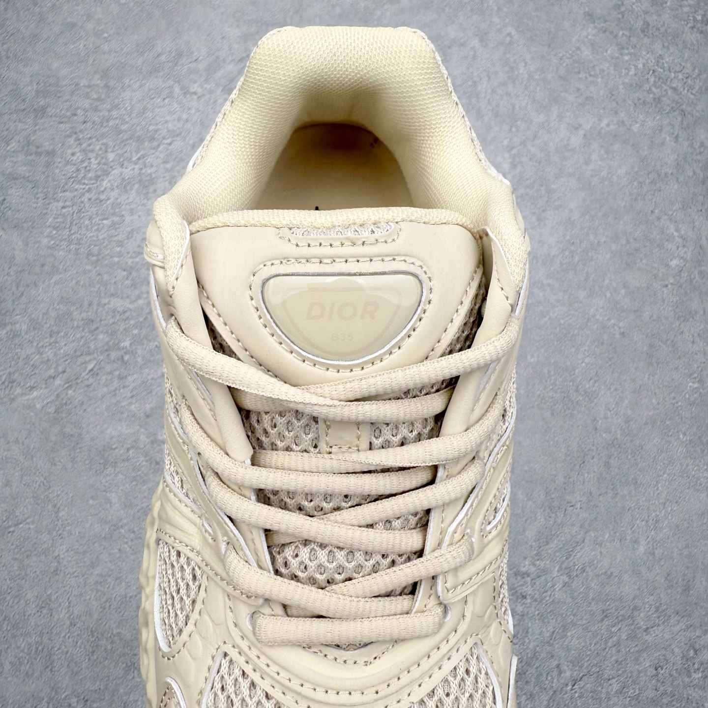 图片[5]-Dior x Kaws迪奥 联名款B35胶囊系列 镂空 网面 原版购入开发 做货 这款名为B35 NXT 的新款运动鞋，采用了 3D打印技术制成镂空式鞋底，鞋身部分则是十分契合当下审美的老爹鞋样式网面拼接与流畅线条布局，将复古千禧感与现代科技感浑然融为一体；且从当前已曝光的版本来看，这双新鞋款还提供了亮色系、暗色系，以及复古低饱和色系等不同风格配色方案选择，在不同风格造型中都有着十分不俗的兼容性。将前沿科技与复古审美相结合的鞋履新作 配送专柜精美包装🛍📦 ▪面料： 原版定制进口网面+科技面料 ▪内里：定制进口透气网里 ▪鞋底：原版开模防滑橡胶材质 ▪底厚：6CM ▪尺码： 35-45-选品中心