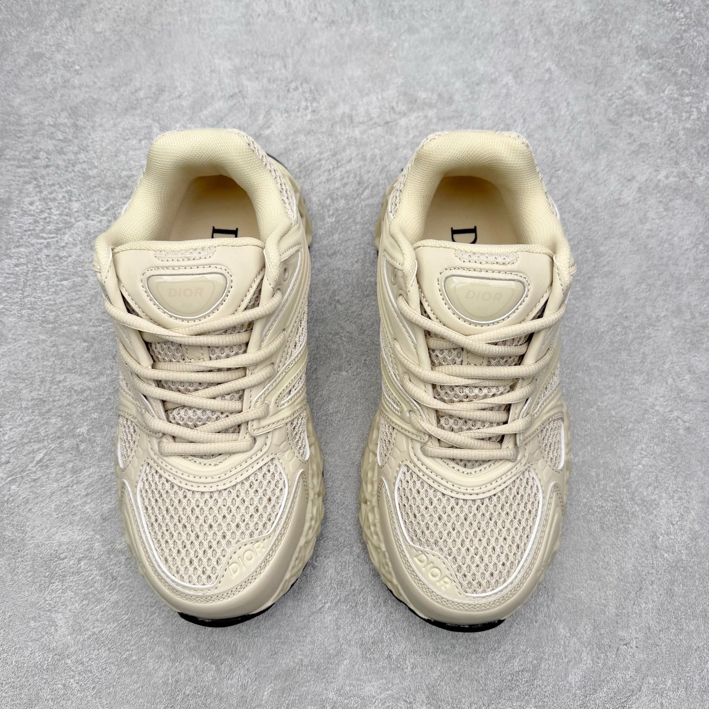 图片[2]-Dior x Kaws迪奥 联名款B35胶囊系列 镂空 网面 原版购入开发 做货 这款名为B35 NXT 的新款运动鞋，采用了 3D打印技术制成镂空式鞋底，鞋身部分则是十分契合当下审美的老爹鞋样式网面拼接与流畅线条布局，将复古千禧感与现代科技感浑然融为一体；且从当前已曝光的版本来看，这双新鞋款还提供了亮色系、暗色系，以及复古低饱和色系等不同风格配色方案选择，在不同风格造型中都有着十分不俗的兼容性。将前沿科技与复古审美相结合的鞋履新作 配送专柜精美包装🛍📦 ▪面料： 原版定制进口网面+科技面料 ▪内里：定制进口透气网里 ▪鞋底：原版开模防滑橡胶材质 ▪底厚：6CM ▪尺码： 35-45-选品中心