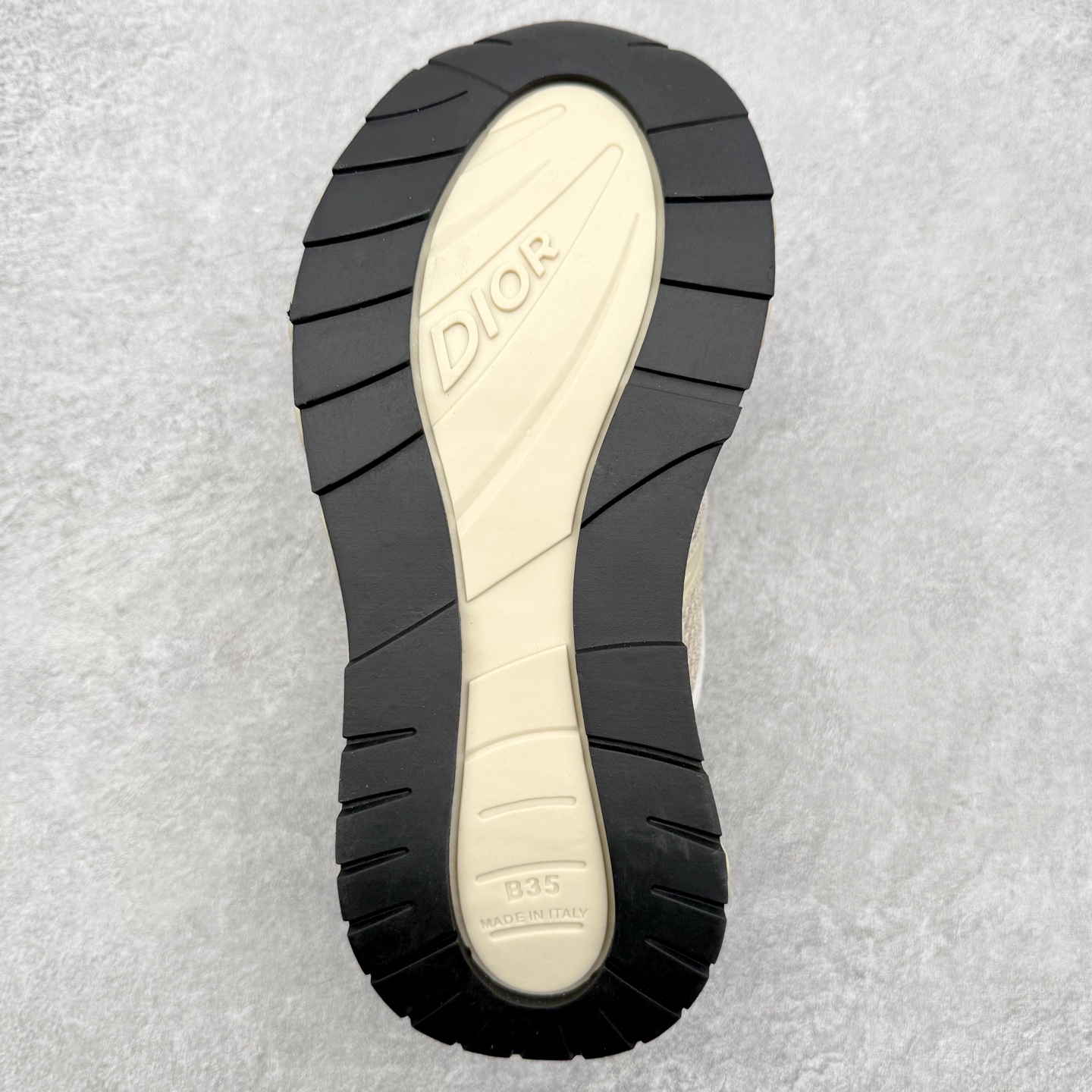 图片[9]-Dior x Kaws迪奥 联名款B35胶囊系列 镂空 网面 原版购入开发 做货 这款名为B35 NXT 的新款运动鞋，采用了 3D打印技术制成镂空式鞋底，鞋身部分则是十分契合当下审美的老爹鞋样式网面拼接与流畅线条布局，将复古千禧感与现代科技感浑然融为一体；且从当前已曝光的版本来看，这双新鞋款还提供了亮色系、暗色系，以及复古低饱和色系等不同风格配色方案选择，在不同风格造型中都有着十分不俗的兼容性。将前沿科技与复古审美相结合的鞋履新作 配送专柜精美包装🛍📦 ▪面料： 原版定制进口网面+科技面料 ▪内里：定制进口透气网里 ▪鞋底：原版开模防滑橡胶材质 ▪底厚：6CM ▪尺码： 35-45-选品中心