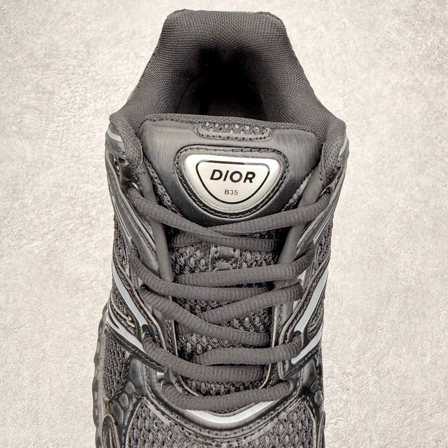 图片[5]-Dior x Kaws迪奥 联名款B35胶囊系列 镂空 网面 原版购入开发 做货 这款名为B35 NXT 的新款运动鞋，采用了 3D打印技术制成镂空式鞋底，鞋身部分则是十分契合当下审美的老爹鞋样式网面拼接与流畅线条布局，将复古千禧感与现代科技感浑然融为一体；且从当前已曝光的版本来看，这双新鞋款还提供了亮色系、暗色系，以及复古低饱和色系等不同风格配色方案选择，在不同风格造型中都有着十分不俗的兼容性。将前沿科技与复古审美相结合的鞋履新作 配送专柜精美包装🛍📦 ▪面料： 原版定制进口网面+科技面料 ▪内里：定制进口透气网里 ▪鞋底：原版开模防滑橡胶材质 ▪底厚：6CM ▪尺码： 35-45-选品中心