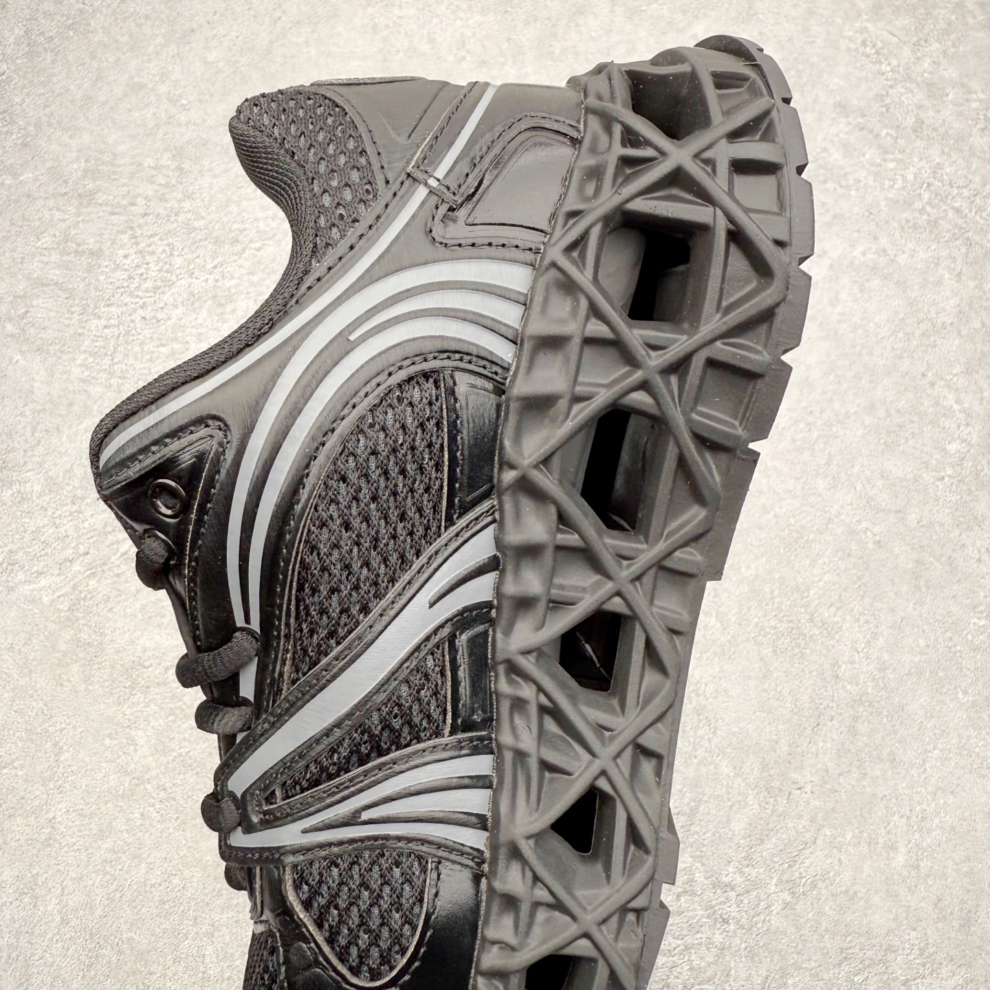 图片[7]-Dior x Kaws迪奥 联名款B35胶囊系列 镂空 网面 原版购入开发 做货 这款名为B35 NXT 的新款运动鞋，采用了 3D打印技术制成镂空式鞋底，鞋身部分则是十分契合当下审美的老爹鞋样式网面拼接与流畅线条布局，将复古千禧感与现代科技感浑然融为一体；且从当前已曝光的版本来看，这双新鞋款还提供了亮色系、暗色系，以及复古低饱和色系等不同风格配色方案选择，在不同风格造型中都有着十分不俗的兼容性。将前沿科技与复古审美相结合的鞋履新作 配送专柜精美包装🛍📦 ▪面料： 原版定制进口网面+科技面料 ▪内里：定制进口透气网里 ▪鞋底：原版开模防滑橡胶材质 ▪底厚：6CM ▪尺码： 35-45-选品中心
