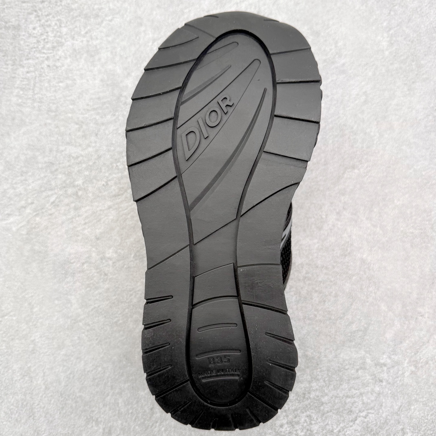 图片[9]-Dior x Kaws迪奥 联名款B35胶囊系列 镂空 网面 原版购入开发 做货 这款名为B35 NXT 的新款运动鞋，采用了 3D打印技术制成镂空式鞋底，鞋身部分则是十分契合当下审美的老爹鞋样式网面拼接与流畅线条布局，将复古千禧感与现代科技感浑然融为一体；且从当前已曝光的版本来看，这双新鞋款还提供了亮色系、暗色系，以及复古低饱和色系等不同风格配色方案选择，在不同风格造型中都有着十分不俗的兼容性。将前沿科技与复古审美相结合的鞋履新作 配送专柜精美包装🛍📦 ▪面料： 原版定制进口网面+科技面料 ▪内里：定制进口透气网里 ▪鞋底：原版开模防滑橡胶材质 ▪底厚：6CM ▪尺码： 35-45-选品中心