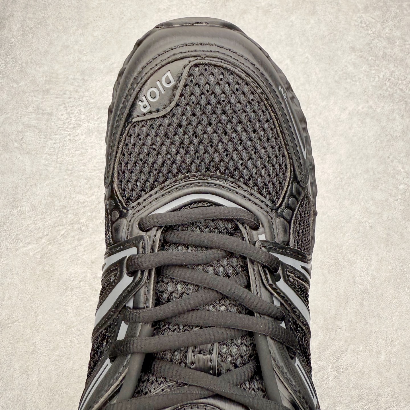 图片[4]-Dior x Kaws迪奥 联名款B35胶囊系列 镂空 网面 原版购入开发 做货 这款名为B35 NXT 的新款运动鞋，采用了 3D打印技术制成镂空式鞋底，鞋身部分则是十分契合当下审美的老爹鞋样式网面拼接与流畅线条布局，将复古千禧感与现代科技感浑然融为一体；且从当前已曝光的版本来看，这双新鞋款还提供了亮色系、暗色系，以及复古低饱和色系等不同风格配色方案选择，在不同风格造型中都有着十分不俗的兼容性。将前沿科技与复古审美相结合的鞋履新作 配送专柜精美包装🛍📦 ▪面料： 原版定制进口网面+科技面料 ▪内里：定制进口透气网里 ▪鞋底：原版开模防滑橡胶材质 ▪底厚：6CM ▪尺码： 35-45-选品中心