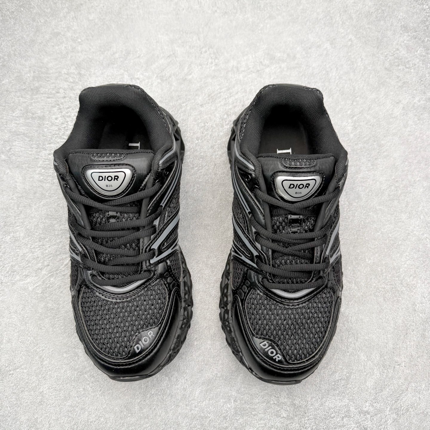 图片[2]-Dior x Kaws迪奥 联名款B35胶囊系列 镂空 网面 原版购入开发 做货 这款名为B35 NXT 的新款运动鞋，采用了 3D打印技术制成镂空式鞋底，鞋身部分则是十分契合当下审美的老爹鞋样式网面拼接与流畅线条布局，将复古千禧感与现代科技感浑然融为一体；且从当前已曝光的版本来看，这双新鞋款还提供了亮色系、暗色系，以及复古低饱和色系等不同风格配色方案选择，在不同风格造型中都有着十分不俗的兼容性。将前沿科技与复古审美相结合的鞋履新作 配送专柜精美包装🛍📦 ▪面料： 原版定制进口网面+科技面料 ▪内里：定制进口透气网里 ▪鞋底：原版开模防滑橡胶材质 ▪底厚：6CM ▪尺码： 35-45-选品中心