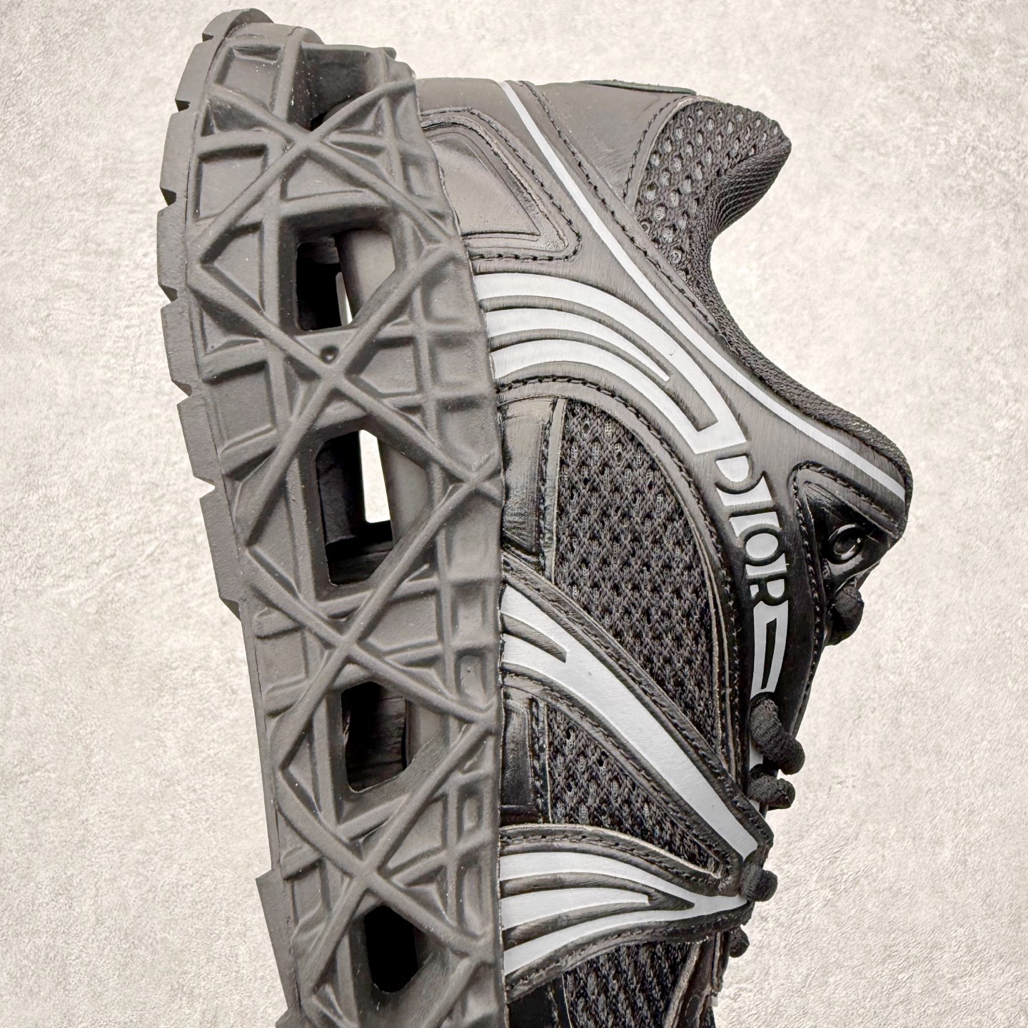 图片[6]-Dior x Kaws迪奥 联名款B35胶囊系列 镂空 网面 原版购入开发 做货 这款名为B35 NXT 的新款运动鞋，采用了 3D打印技术制成镂空式鞋底，鞋身部分则是十分契合当下审美的老爹鞋样式网面拼接与流畅线条布局，将复古千禧感与现代科技感浑然融为一体；且从当前已曝光的版本来看，这双新鞋款还提供了亮色系、暗色系，以及复古低饱和色系等不同风格配色方案选择，在不同风格造型中都有着十分不俗的兼容性。将前沿科技与复古审美相结合的鞋履新作 配送专柜精美包装🛍📦 ▪面料： 原版定制进口网面+科技面料 ▪内里：定制进口透气网里 ▪鞋底：原版开模防滑橡胶材质 ▪底厚：6CM ▪尺码： 35-45-选品中心