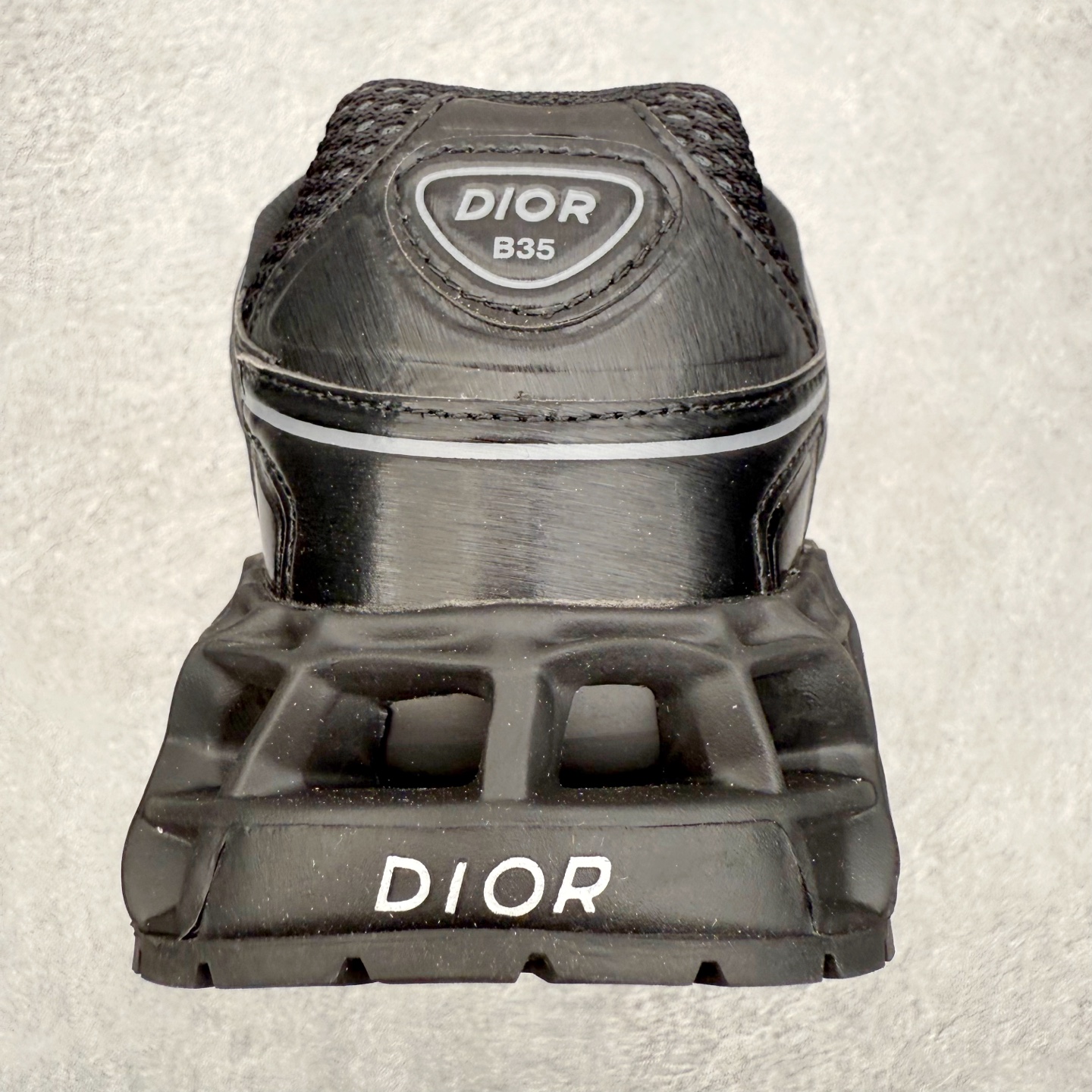 图片[8]-Dior x Kaws迪奥 联名款B35胶囊系列 镂空 网面 原版购入开发 做货 这款名为B35 NXT 的新款运动鞋，采用了 3D打印技术制成镂空式鞋底，鞋身部分则是十分契合当下审美的老爹鞋样式网面拼接与流畅线条布局，将复古千禧感与现代科技感浑然融为一体；且从当前已曝光的版本来看，这双新鞋款还提供了亮色系、暗色系，以及复古低饱和色系等不同风格配色方案选择，在不同风格造型中都有着十分不俗的兼容性。将前沿科技与复古审美相结合的鞋履新作 配送专柜精美包装🛍📦 ▪面料： 原版定制进口网面+科技面料 ▪内里：定制进口透气网里 ▪鞋底：原版开模防滑橡胶材质 ▪底厚：6CM ▪尺码： 35-45-选品中心